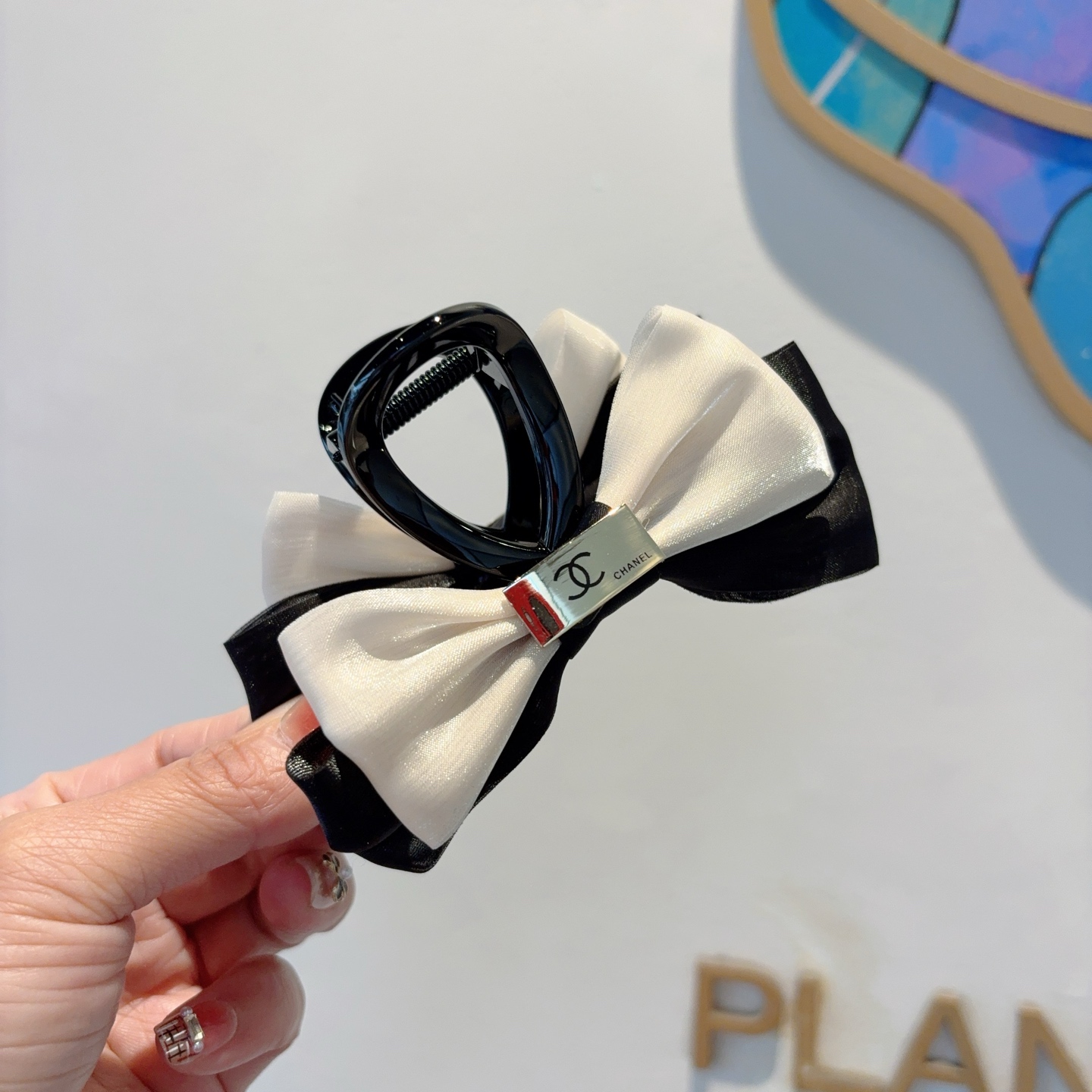 NO:301017,Packaging CHANEL (Chanel) New silk clip, duckbill clip, classic letter logo, will be awesome!  Counter shipping hairpins, hairpins, chanel, chanel, real silk, hairpins19860909配包装 CHANEL（香奈儿） 新款真丝抓夹 鸭嘴夹发夹,经典字母logo,转图必爆哈！专柜出货发夹,发夹,chanel,chanel,real silk,hairpins,accessory