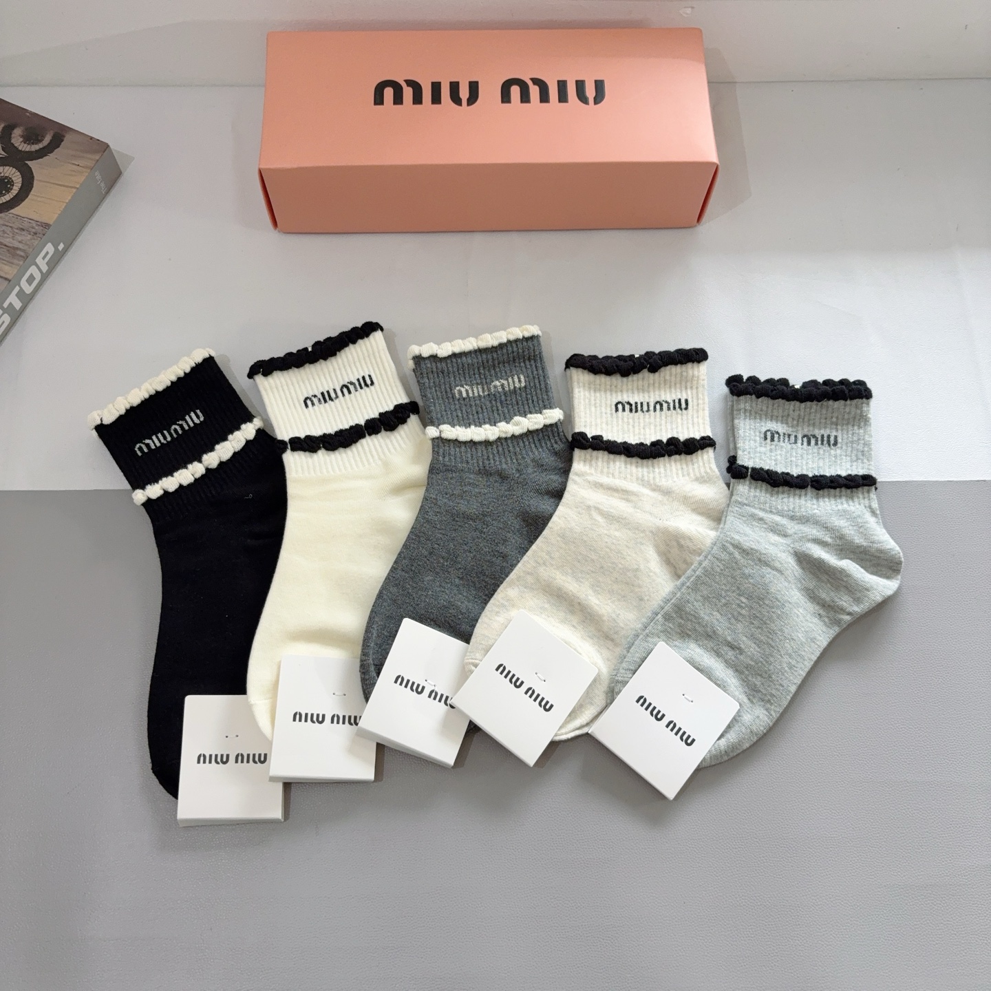 NO:584587,Comes with packaging [5 pairs in a box] miumiu · Miumiu High-quality super popular mid-calf socks recommended by ins stars and internet celebrities. Made of pure cotton, light, soft and breathable, suitable for all seasons, a must-have for the streets of Europe and the United States. Socks, stockings, socks, miumiu, socks19860909配包装【一盒5双】 miumiu · 缪缪 高品质超级爆款网红中筒袜子ins明星网红推荐火爆至极纯棉材质,轻薄柔软透气,四季通用,欧美大牌街头必备 袜子,丝袜,袜子,miumiu,socks,accessory