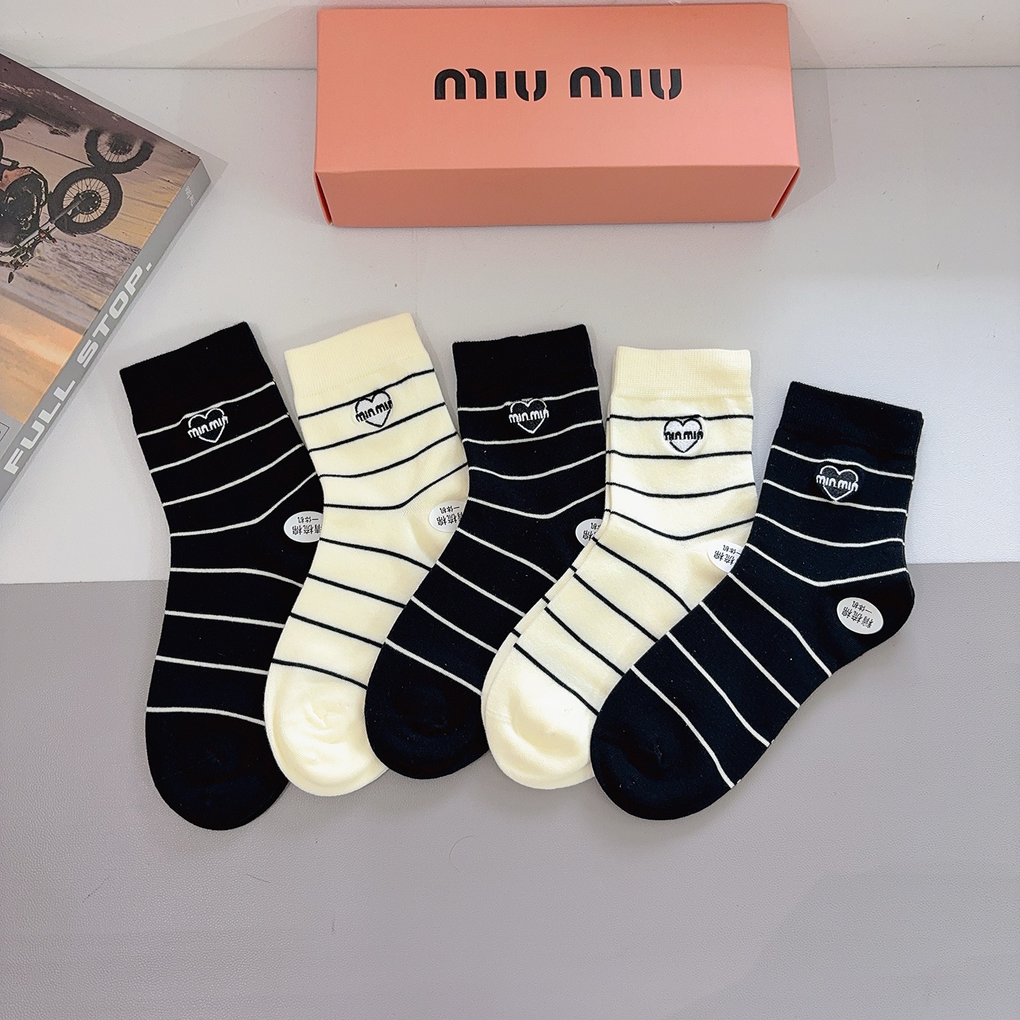 NO:584601,Comes with packaging [5 pairs in a box] miumiu · Miumiu high-quality embroidered mid-calf socks recommended by ins stars and internet celebrities, light, soft and breathable, suitable for all seasons, a must-have for European and American big-name street socks, stockings, socks, miumiu, socks19860909配包装【一盒5双】 miumiu · 缪缪 高品质刺绣中筒袜子ins明星网红推荐轻薄柔软透气,四季通用,欧美大牌街头必备 袜子,丝袜,袜子,miumiu,socks,accessory