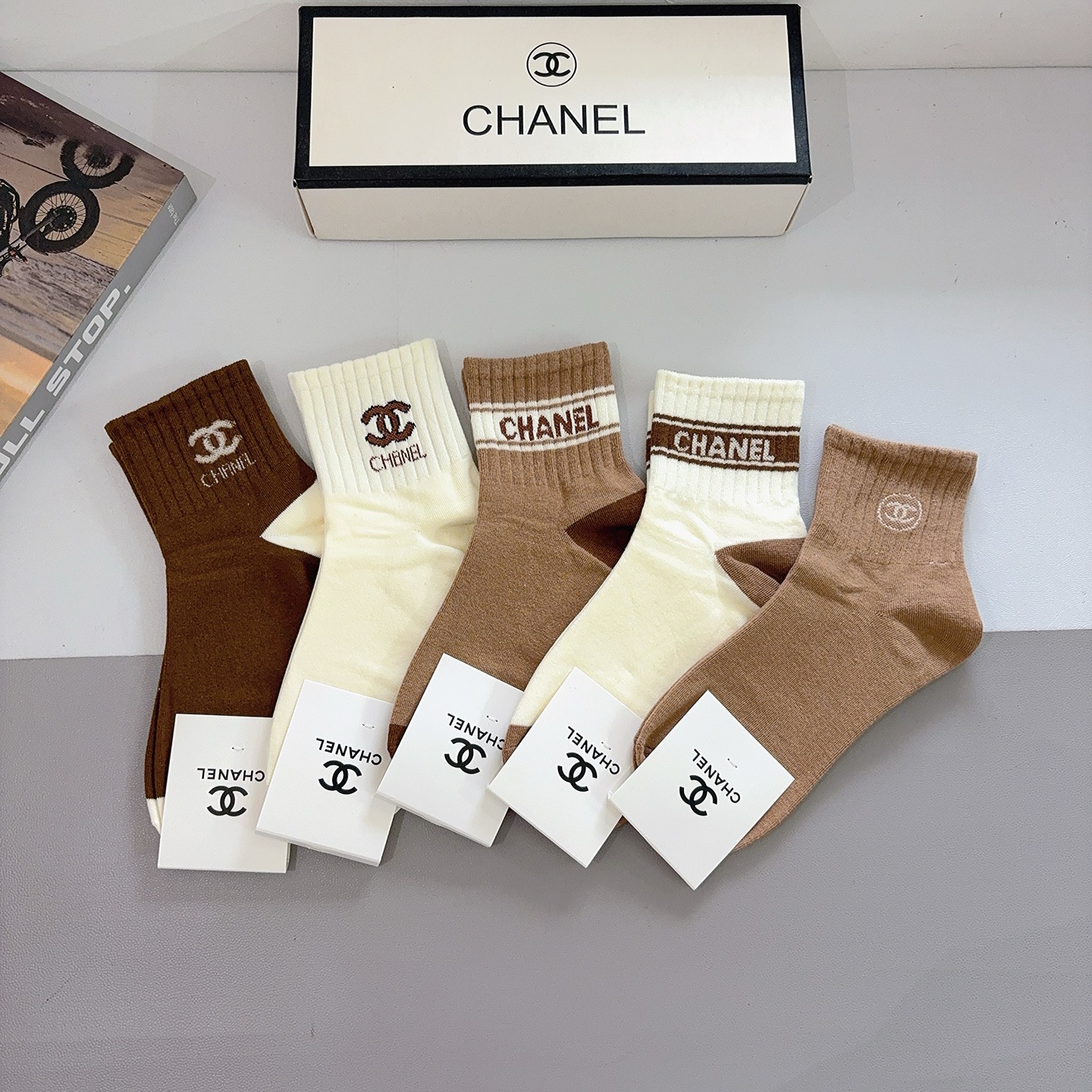 NO:584610,Comes with packaging (5 pairs in a box) CHANEL Chanel classic mid-calf socks with classic double C pattern logo, counter-synchronized socks from big brands, a must-have for fashionistas, super matching socks, stockings, socks, chanel, chanel, socks19860909配包装（一盒5双） CHANEL 香奈儿经典中筒袜子经典双C图案logo,专柜同步袜子大牌出街,潮人必备,超好搭袜子,丝袜,袜子,chanel,chanel,socks,accessory