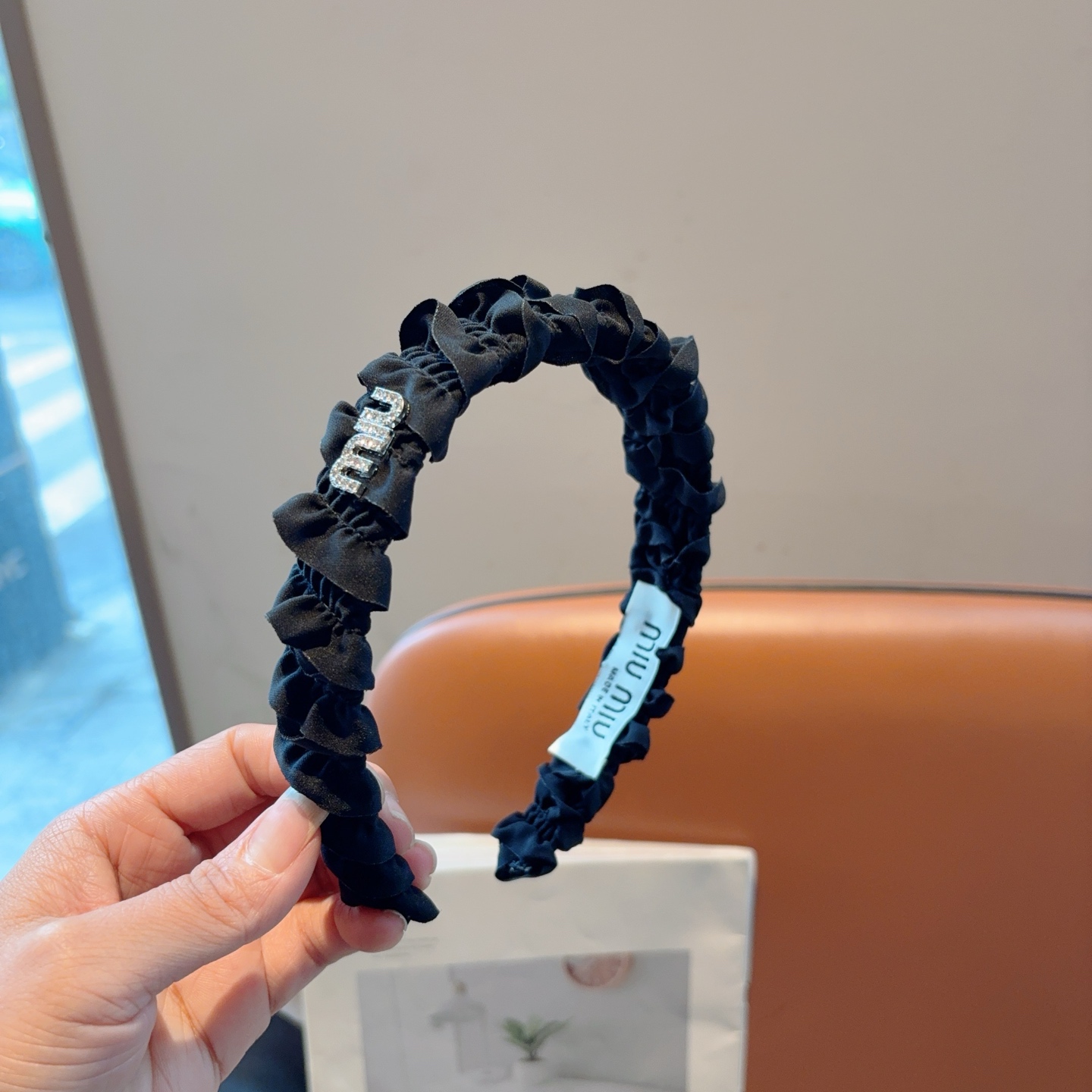 NO:586579,Comes with packaging miumiu new pleated headband, metal letter logo headband!  Specially made fabrics are simple and stylish, classic and versatile, girly style hair accessories, hairpins, hairpins, miumiu, hairpins19860909配包装 miumiu 缪缪 新款褶皱发箍,金属字母logo头箍！特制面料简约洋气显质感、经典百搭少女风发饰发夹,发夹,miumiu,hairpins,accessory