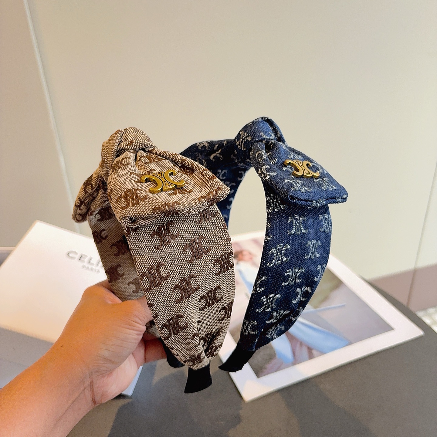 NO:586584,Comes with packaging CELINE (Celine) new internet celebrity bow headband, comfortable and stress-free to wear, a must-have for styling!  Fashionable and versatile hair accessories for going out!  hairpins,hairpins,celine,celine,hairpins19860909配包装 CELINE（赛琳）新品网红同款蝴蝶结发箍,佩戴舒适无压力,造型搭配必备！时尚外出百搭款发饰！发夹,发夹,celine,celine,hairpins,accessory