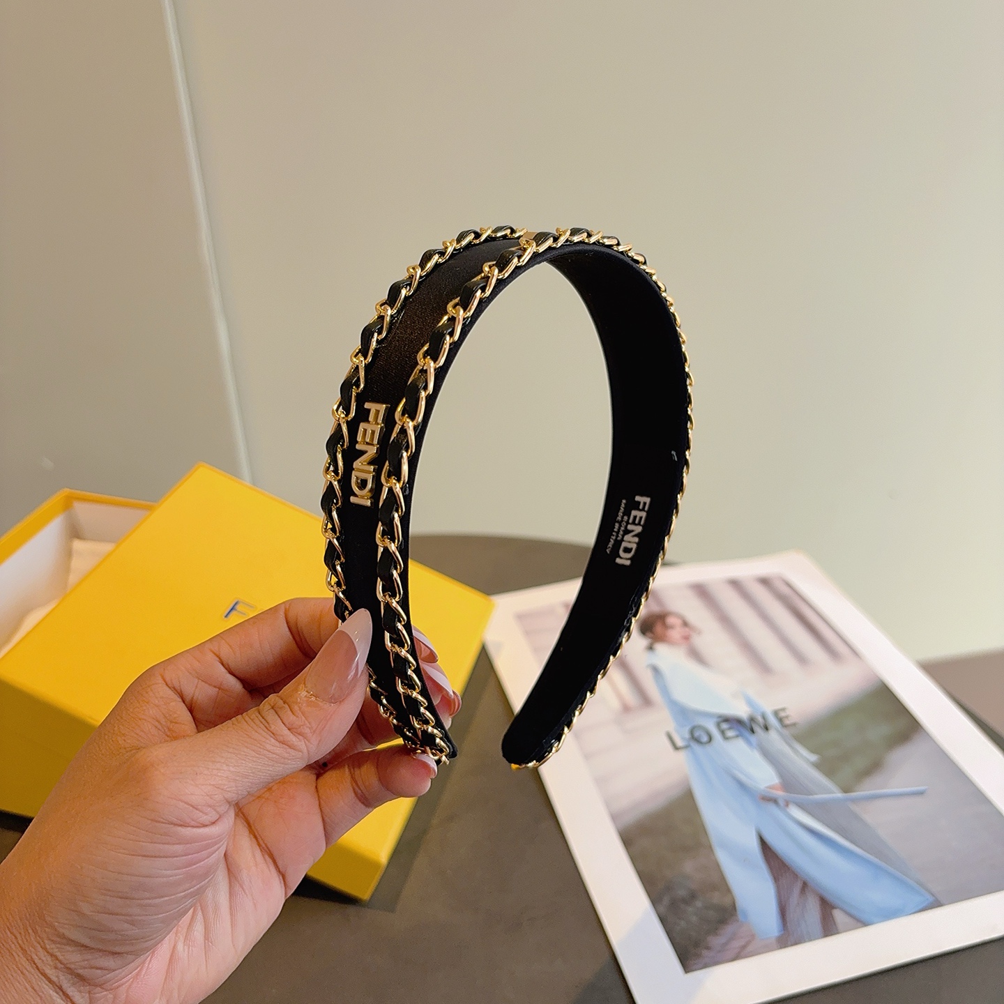 NO:586589,Comes with packaging FENDI Fendi's new chain headband, wide version of the original item, simple and versatile, a must-have for trendy women, super classy!  hairpins,hairpins,fendi,fendi,hairpins19860909配包装 FENDI 芬迪新款链条发箍,宽版原单货, 简约百搭,潮女必备品,超级的高大上！发夹,发夹,fendi,fendi,hairpins,accessory