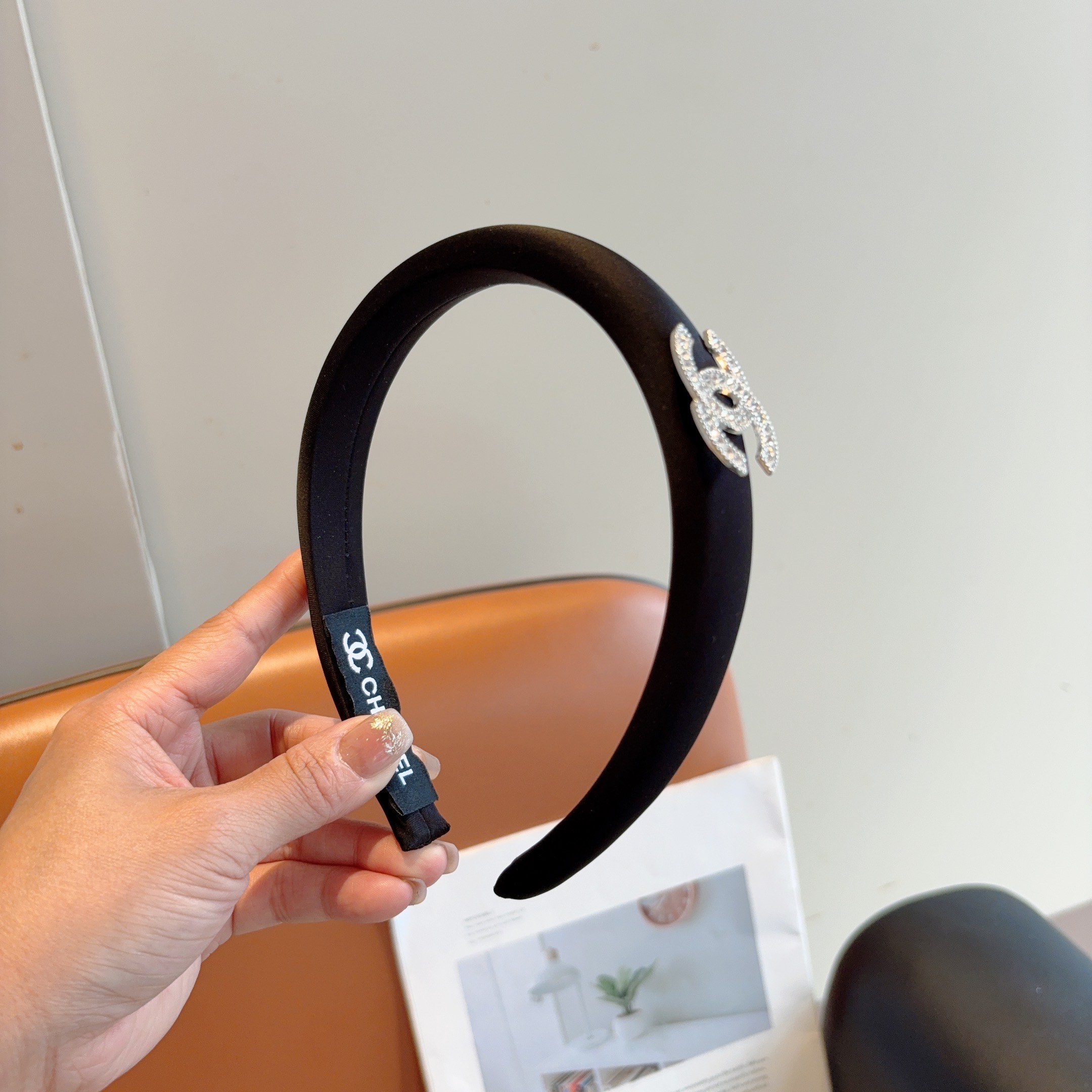 NO:586592,Comes with packaging CHANEL (Chanel) latest small fragrant headband, fragrant grandma headband, retro headband, recommended by Internet celebrities. Super exquisite, fashionable and versatile!  hairpins,hairpins,chanel,chanel,hairpins19860909配包装 CHANEL（香奈儿）最新款小香发箍,香奶奶头箍,复古头箍,网红爆款推荐 超精致,时尚百搭！发夹,发夹,chanel,chanel,hairpins,accessory