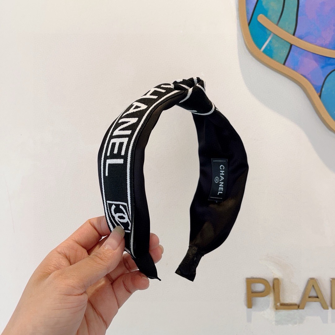 NO:586580,Comes with packaging CHANEL (Chanel) latest small fragrant headband, fragrant grandma headband, retro headband, recommended by Internet celebrities. Super exquisite, fashionable and versatile!  hairpins,hairpins,chanel,chanel,hairpins19860909配包装 CHANEL（香奈儿）最新款小香发箍,香奶奶头箍,复古头箍,网红爆款推荐 超精致,时尚百搭！发夹,发夹,chanel,chanel,hairpins,accessory