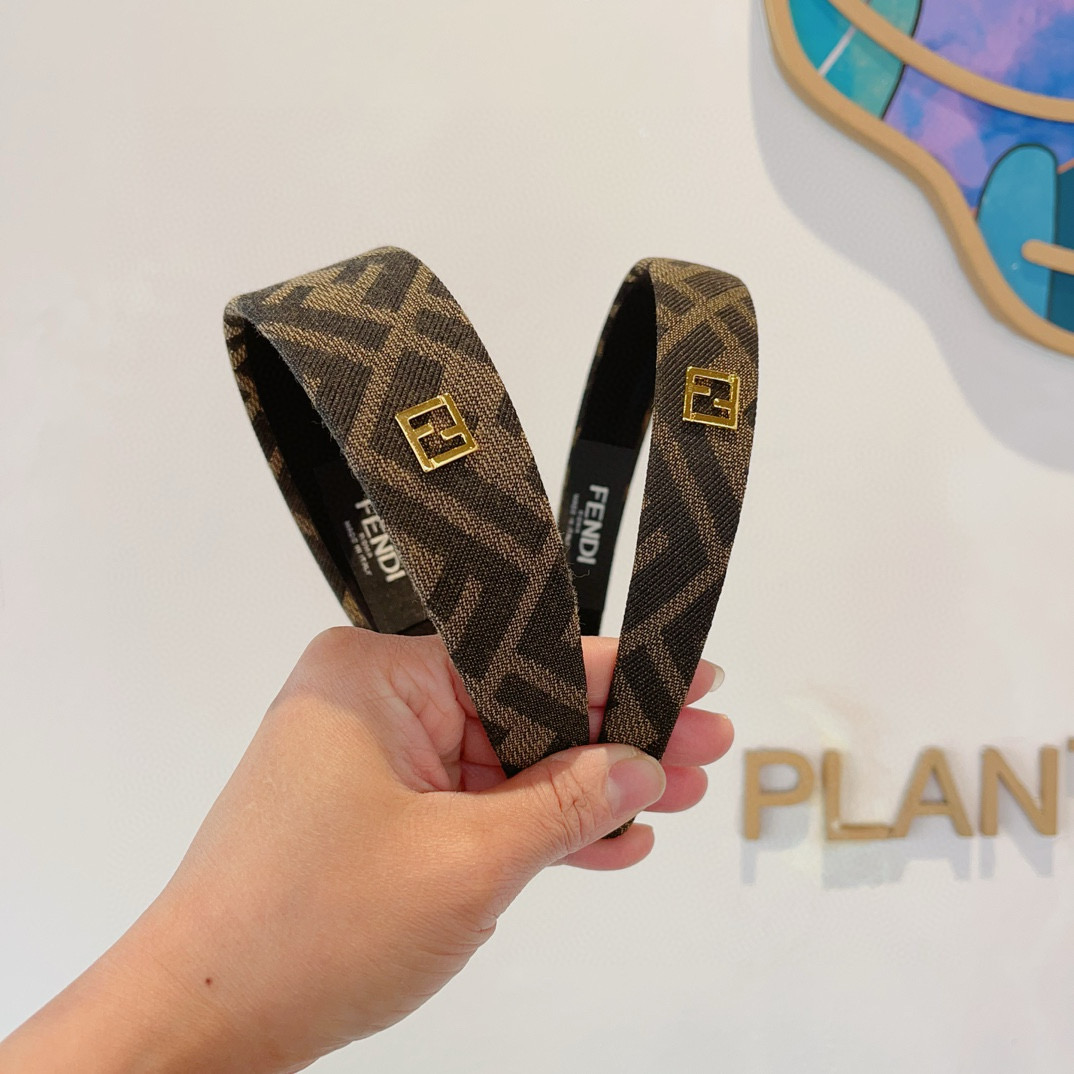 NO:586590,Comes with packaging FENDI Fendi's hot new headband, retro headband, simple and versatile, a must-have for fashionable women, super classy!  hairpins,hairpins,fendi,fendi,hairpins19860909配包装 FENDI 芬迪 火爆新款发箍,复古头箍,简约百搭,潮女必备品,超级的高大上！发夹,发夹,fendi,fendi,hairpins,accessory