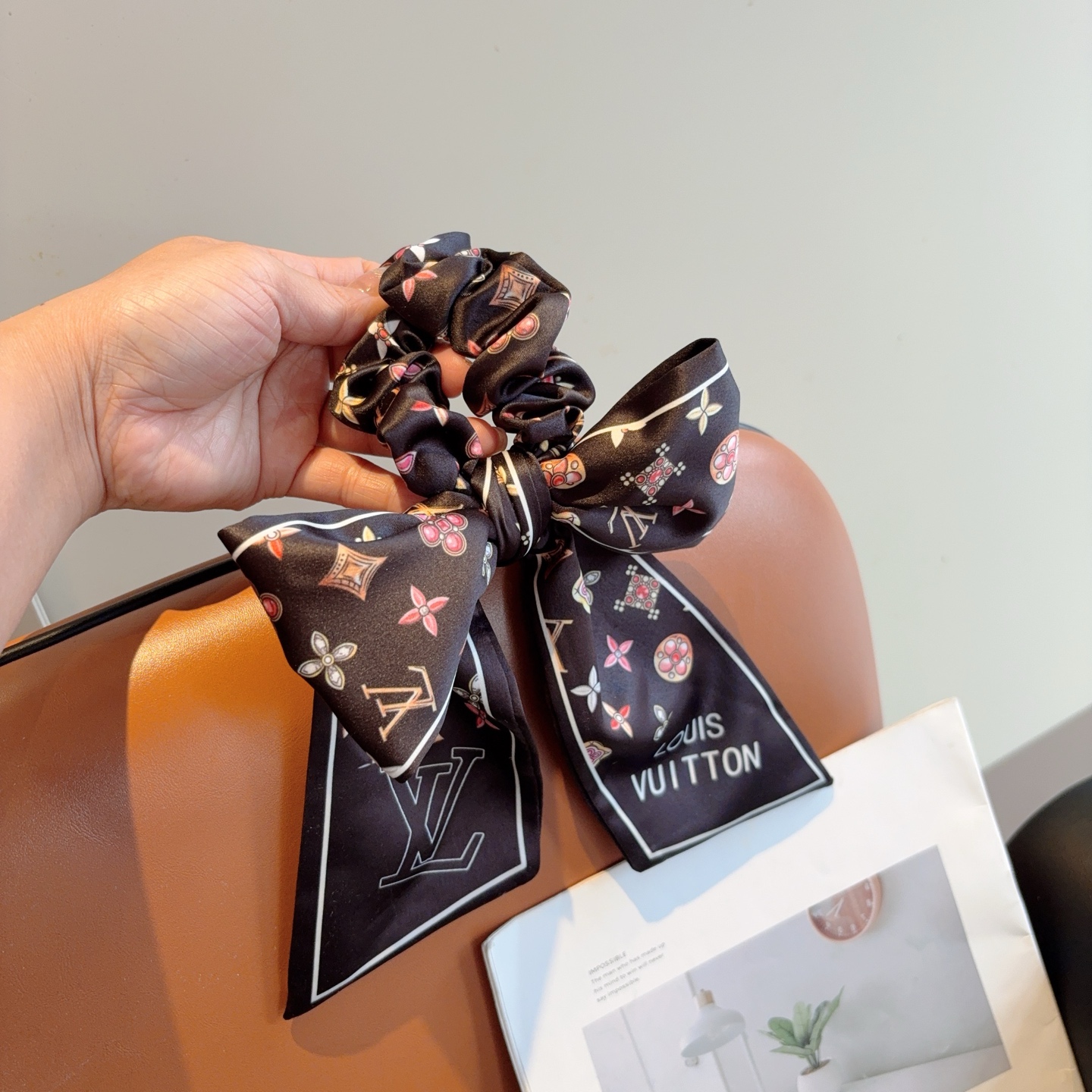 NO:586593,With packaging LV (Louis Vuitton) letter streamer ponytail hair tie butterfly colon ring, high-end Korean style rubber band, classic flower design, high-end atmosphere, celebrity style, hairpins, hairpins, louis vuitton, louis vuitton, hairpins19860909配包装 LV（路易威登）字母飘带马尾发圈 蝴蝶结肠圈,高档韩版皮筋,经典花型设计, 高端大气,名媛范儿,发夹,发夹,louis vuitton,louis vuitton,hairpins,accessory
