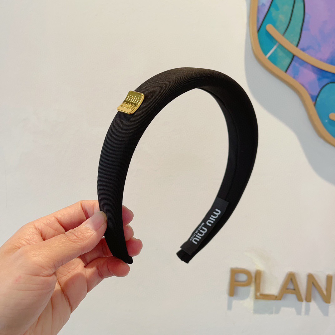 NO:586602,Comes with packaging MIUMIU's new handmade headband with sweet letters, a girly, simple and versatile headband, a must-have for trendy girls, super classy!  hairpins,hairpins,miumiu,hairpins19860909配包装 MIUMIU（缪缪）新款甜美字母手工制作发箍,少女感简约百搭头箍、潮女必备品,超级的高大上！发夹,发夹,miumiu,hairpins,accessory