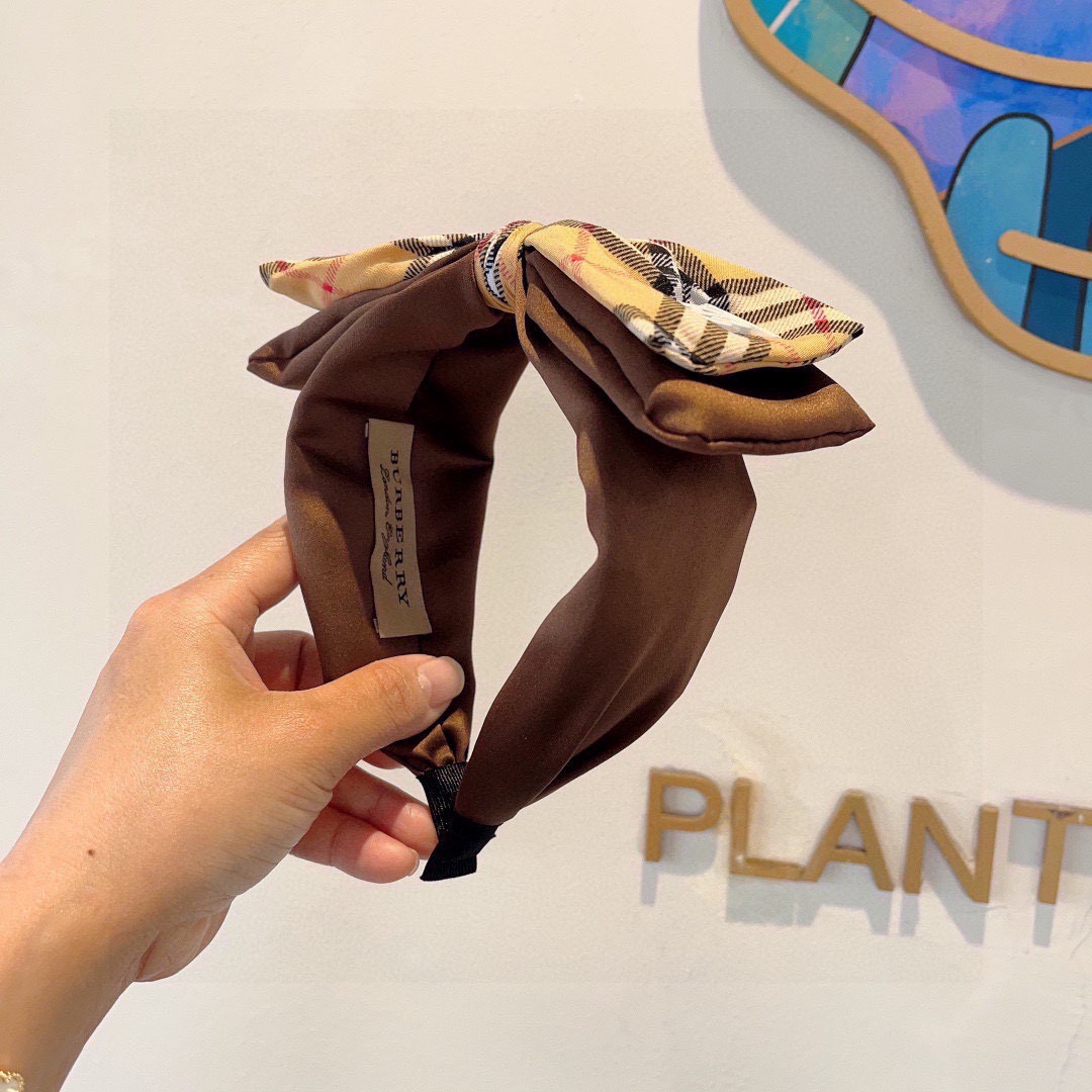 NO:586606,Comes with packaging. BURBERRY's new high-version bow headband, fabric supplied by customer. All details are shot in real time!  Very attractive and versatile, suitable for various occasions!  hairpins,hairpins,burberry,burberry,hairpins19860909配包装 巴宝莉BURBERRY 新款高版本蝴蝶结发箍,客供面料 细节全部实拍！非常耐看又百搭、适合各种场合搭配！发夹,发夹,burberry,burberry,hairpins,accessory