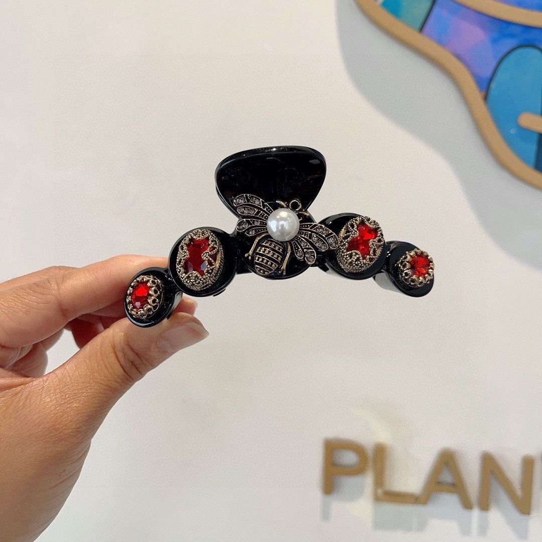 NO:586612,Comes with packaging Gucci (Gucci) new counter hair clip, classic sweet princess style big brand high-end gripper clip. Super exquisite, it will be popular if you repost it!  Internet celebrity hot style!  hairpins,hairpins,gucci,hairpins19860909配包装 Gucci（古奇） 专柜新款发夹,经典甜美公主风 大牌高级感抓夹.超精致,转图必爆哈！网红爆款！发夹,发夹,gucci,hairpins,accessory