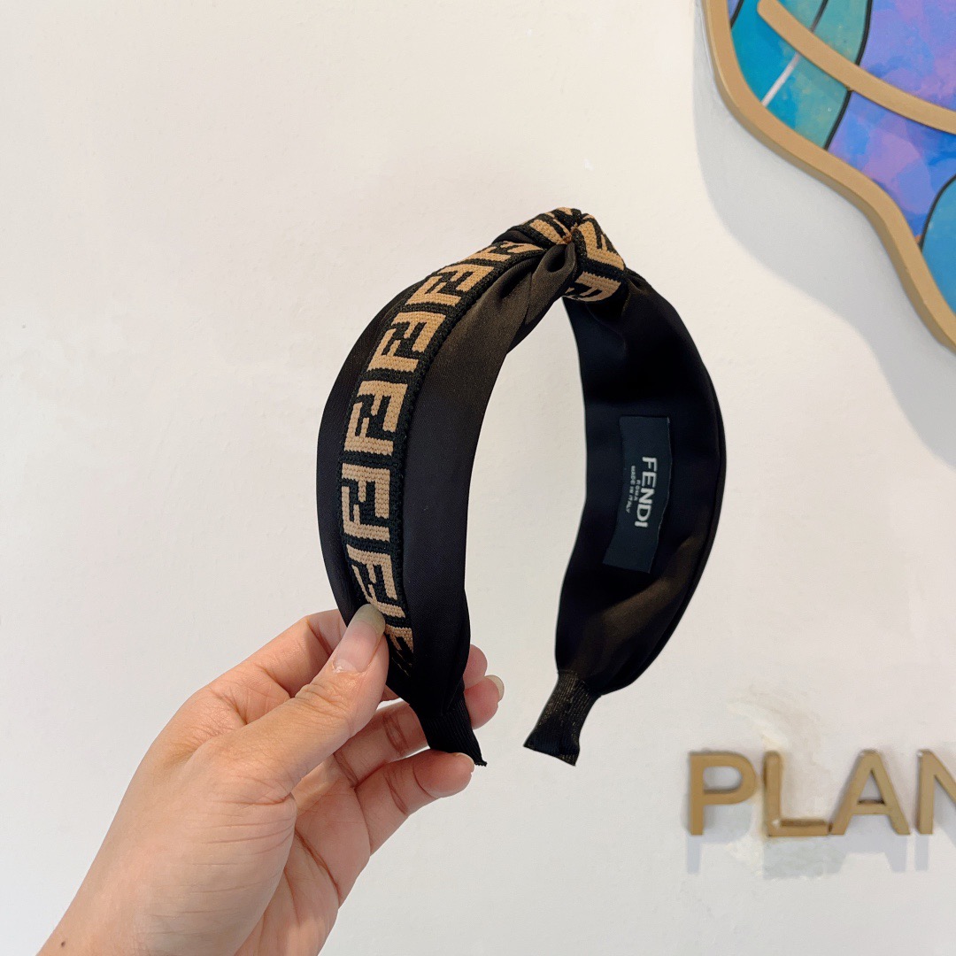 NO:586613,Comes with packaging FENDI Fendi's hot new double F headband, wide version of the original single headband, simple and versatile, a must-have for trendy women, super classy!  hairpins,hairpins,fendi,fendi,hairpins19860909配包装 FENDI 芬迪 火爆新款双F发箍,宽版原单头箍, 简约百搭,潮女必备品,超级的高大上！发夹,发夹,fendi,fendi,hairpins,accessory