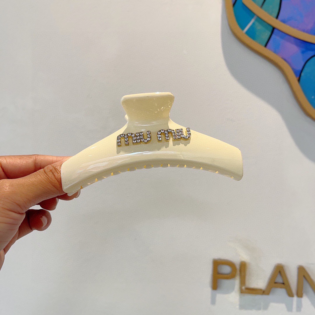 NO:586733,Comes with packaging MIUMIU (Miu Miu) new handmade diamond Internet celebrity gripper clip, simple retro hair clip with high-end letters, original single item, simple and versatile, a must-have for trendy women, super classy!  hairpins,hairpins,miumiu,hairpins19860909配包装 MIUMIU（缪缪）新款手工贴钻网红抓夹,高级感字母简约复古发夹原单货,简约百搭,潮女必备品,超级的高大上！发夹,发夹,miumiu,hairpins,accessory