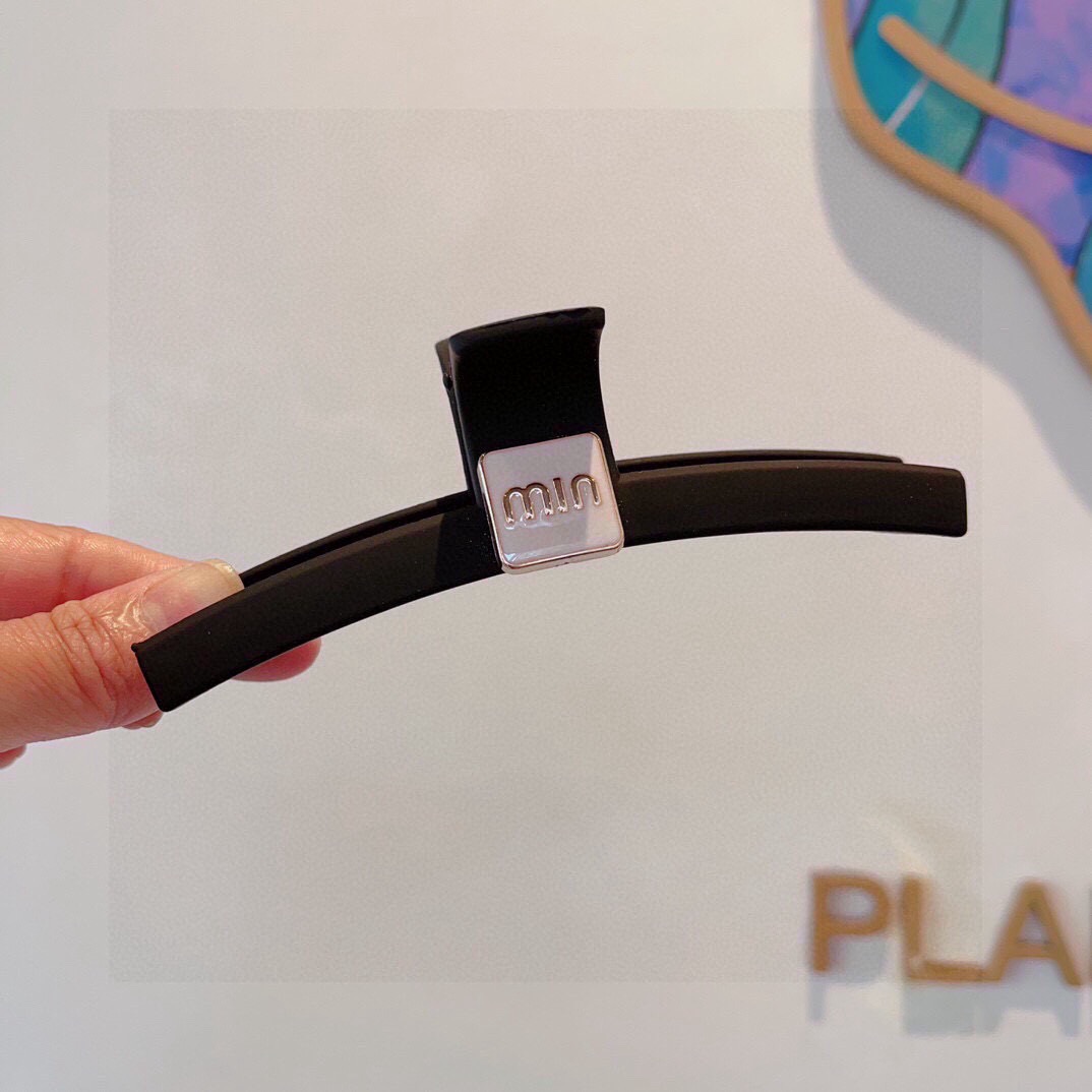 NO:586739,Comes with packaging MIUMIU (Miu Miu) new handmade internet celebrity clip, simple retro frosted hair clip with high-end letters, original single item, simple and versatile, a must-have for trendy women, super classy!  hairpins,hairpins,miumiu,hairpins19860909配包装 MIUMIU（缪缪）新款手工网红抓夹,高级感字母简约复古磨砂发夹原单货,简约百搭,潮女必备品,超级的高大上！发夹,发夹,miumiu,hairpins,accessory