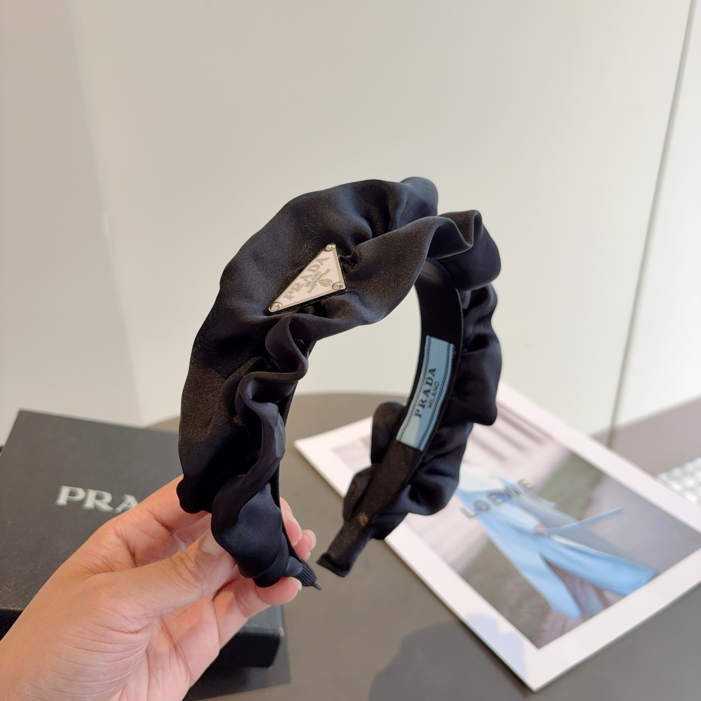 NO:586744,Comes with packaging PRADA (Prada) new trendy pleated triangle headband. A must-have item for the goddess of temperament. Very versatile, fashionable and trendy, wearing it will make you look classy. Hairpins, hairpins, prada, prada, hairpins19860909配包装 PRADA（普拉达） 新款潮流褶皱三角标发箍.气质女神必备单品.非常百搭,时尚潮流, 戴上它满满的高大上.发夹,发夹,prada,prada,hairpins,accessory