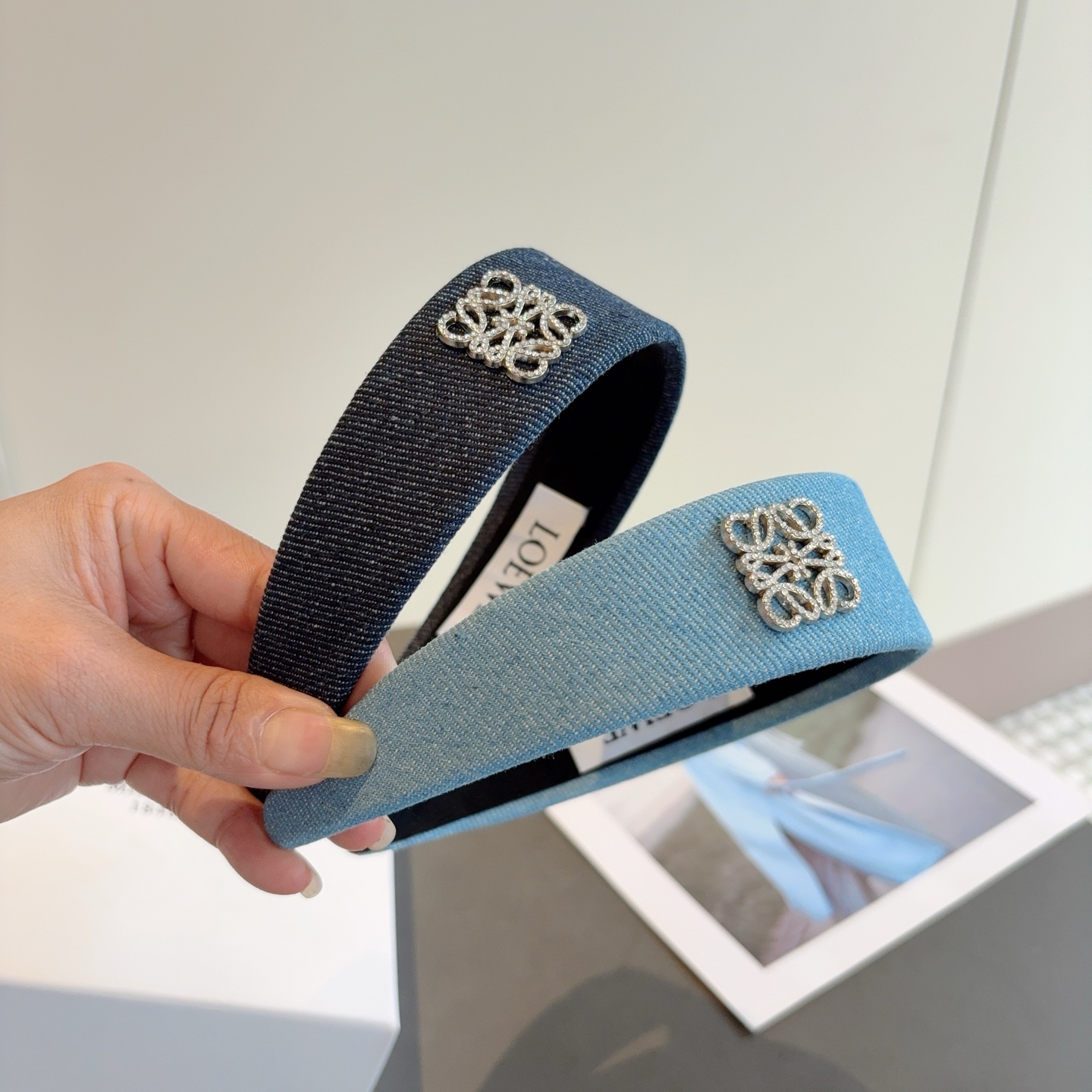 NO:586750,With packaging, LOEWE's hot new denim headbands are specially supplied with fabric headbands, and the latest styles from top internet celebrities are coming!  Let your charm bloom. Fresh and ladylike style makes fashion simpler!  hairpins,hairpins,loewe,loewe,hairpins19860909配包装 LOEWE（罗意威）火爆新款牛仔布发箍特供面料头箍、尖端网红最新款来袭 ！ 让你的魅力绽放 清新淑女范让时尚更简单！发夹,发夹,loewe,loewe,hairpins,accessory