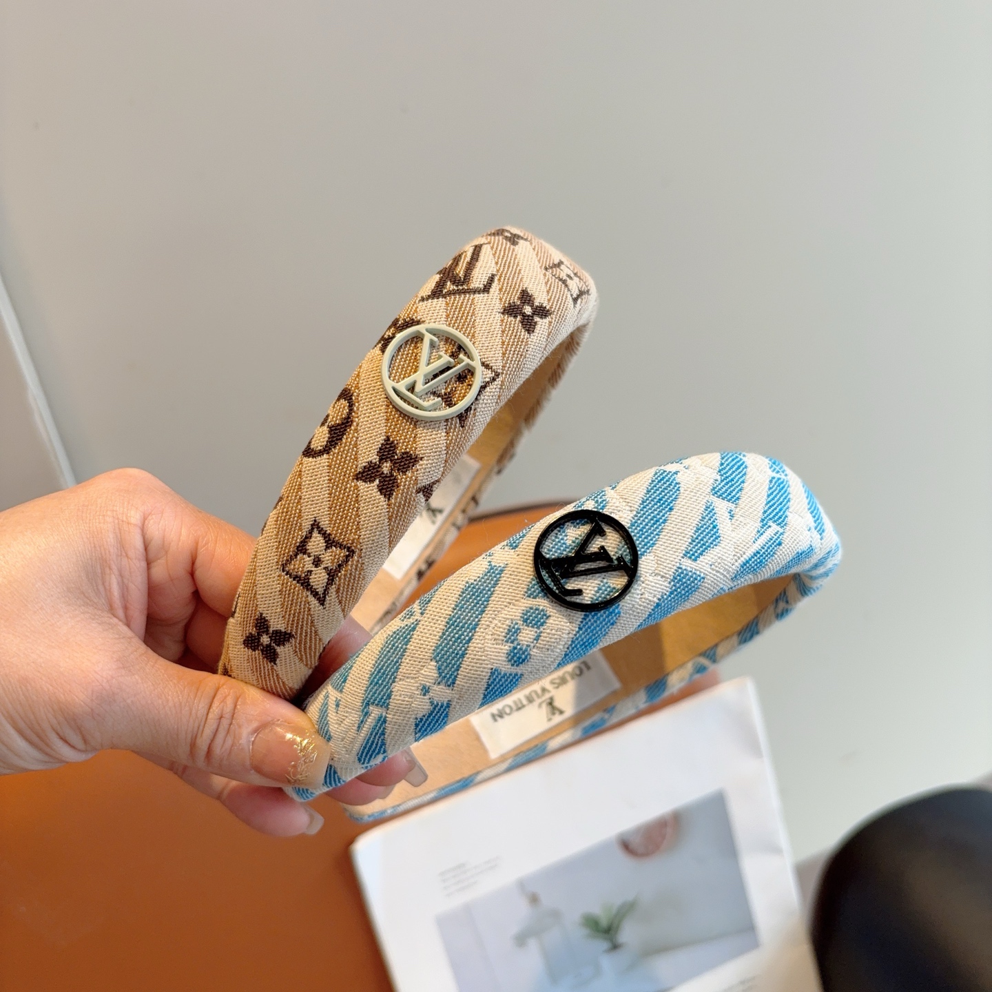 NO:586766,Comes with packaging LV Louis Vuitton classic new headband, fashionable and cute wide-brimmed headband, the latest model from the counter is fashionable and versatile, a must-have for goddesses!  hairpins,hairpins,louis vuitton,louis vuitton,hairpins19860909配包装 LV 路易威登 经典新款发箍,时尚可爱宽边头箍,专柜最新款来袭时尚百搭,女神必入 ！发夹,发夹,louis vuitton,louis vuitton,hairpins,accessory