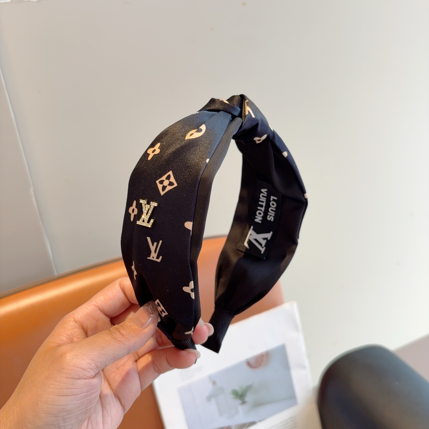 NO:586712,Comes with packaging LV Louis Vuitton's hot new wide-version headbands, fashionable headbands, the latest and latest styles coming to the counter, fashionable and versatile, a must-have for goddesses!  hairpins,hairpins,louis vuitton,louis vuitton,hairpins19860909配包装 LV 路易威登 火爆新款宽版发箍,时尚头箍,专柜最最新款来袭时尚百搭,女神必入 ！发夹,发夹,louis vuitton,louis vuitton,hairpins,accessory
