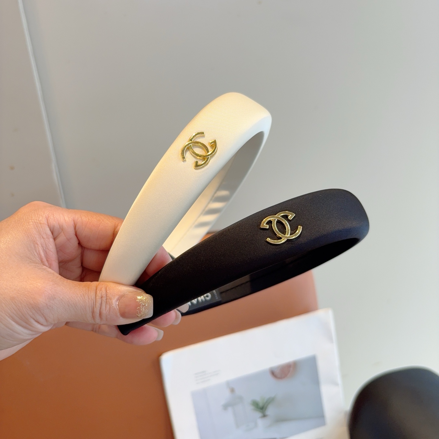 NO:586719,Comes with packaging CHANEL (Chanel) new small fragrant satin headband, fragrant granny headband, retro headband, recommended by Internet celebrities. Super exquisite, fashionable and versatile!  hairpins,hairpins,chanel,chanel,hairpins19860909配包装 CHANEL（香奈儿）新款小香缎面发箍,香奶奶头箍,复古头箍,网红爆款推荐 超精致,时尚百搭！发夹,发夹,chanel,chanel,hairpins,accessory