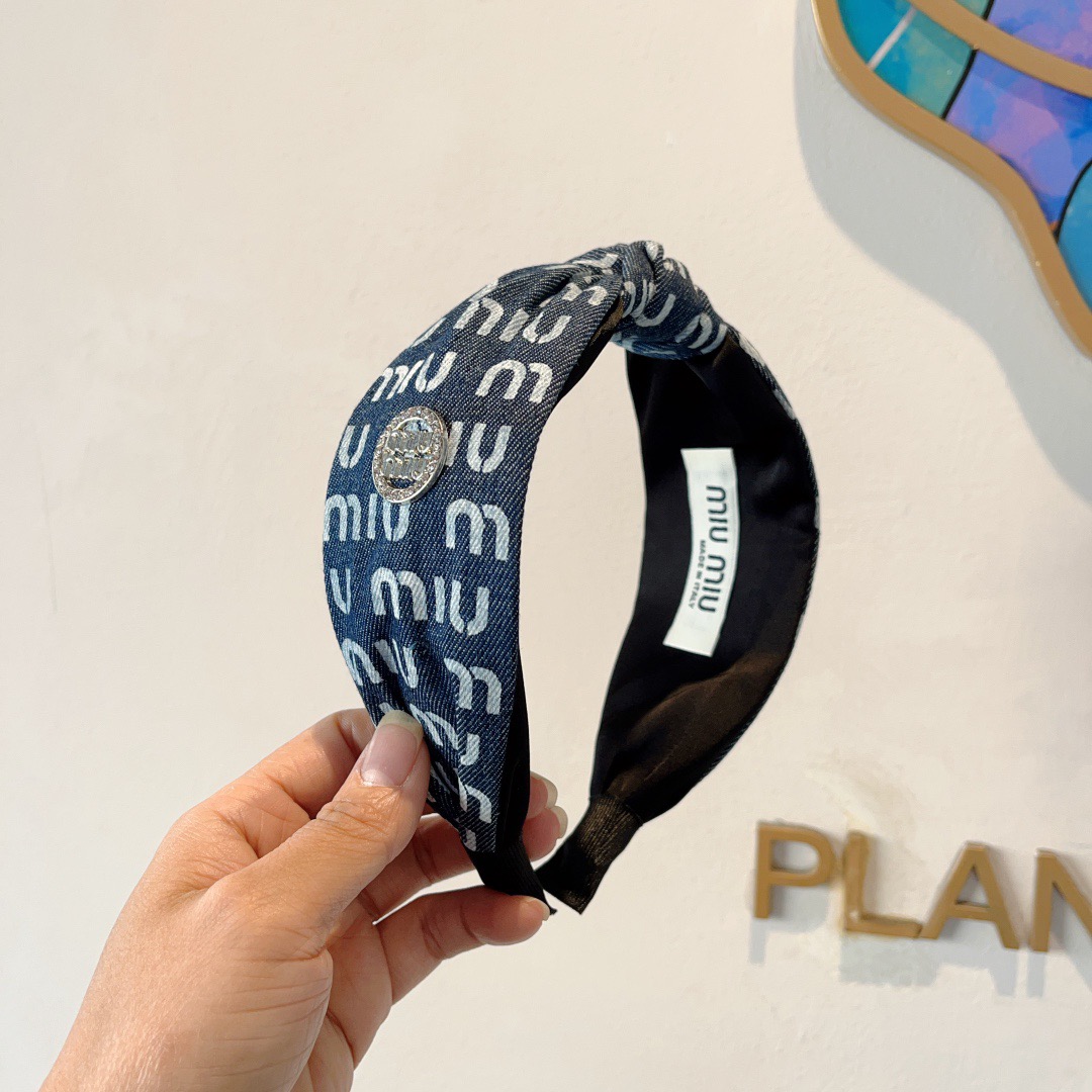 NO:586746,Comes with packaging MIUMIU's new handmade denim headband with sweet letters, a girly, simple and versatile headband, a must-have for trendy girls, super classy!  hairpins,hairpins,miumiu,hairpins19860909配包装 MIUMIU（缪缪）新款甜美字母手工制作牛仔布发箍,少女感简约百搭头箍、潮女必备品,超级的高大上！发夹,发夹,miumiu,hairpins,accessory