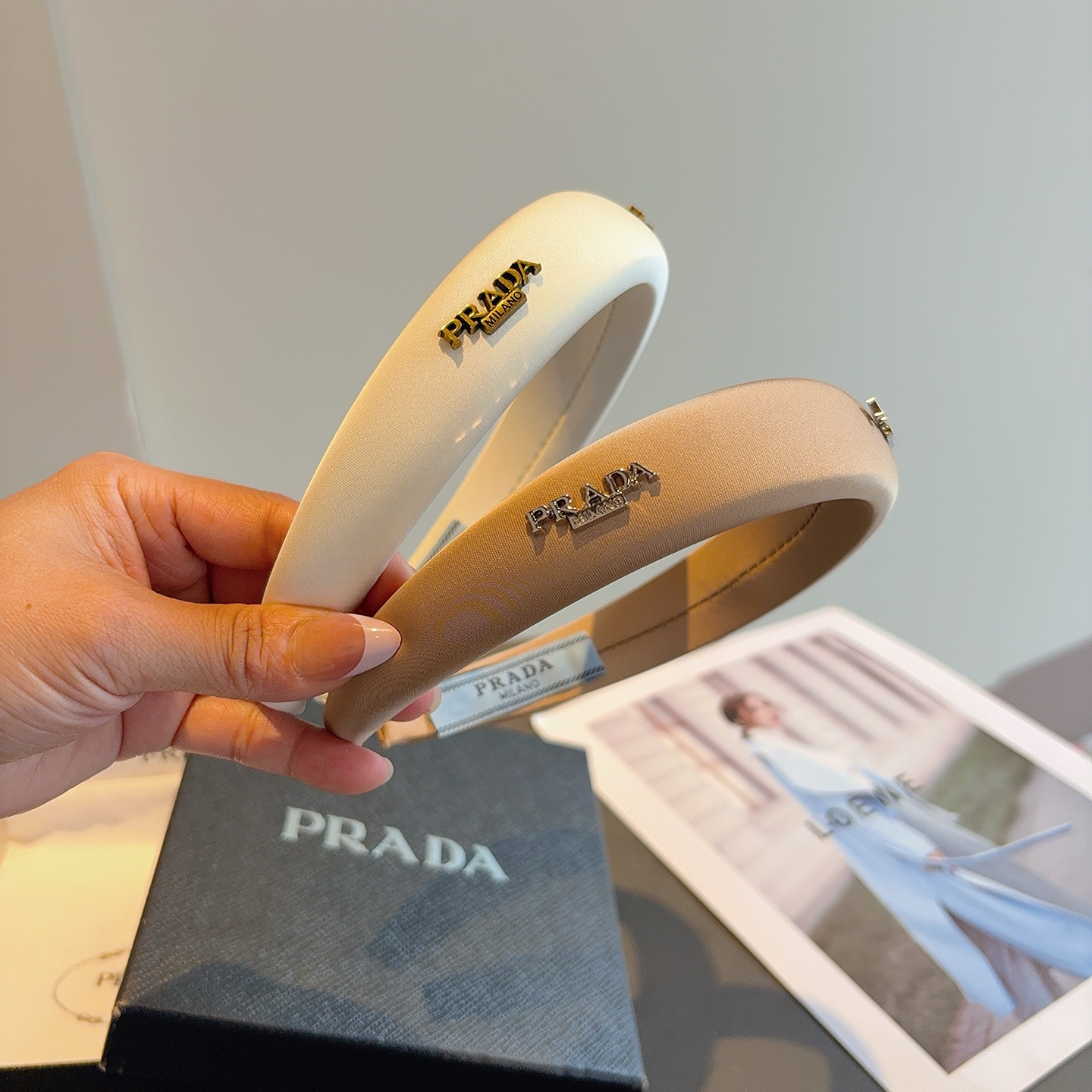 NO:586752,Comes with packaging PRADA (Prada) new trendy letter headband headband, a must-have item for the temperament goddess, very versatile, fashionable and trendy. How many hairpins, hairpins, prada, prada, hairpins are available19860909配包装 PRADA（普拉达）新款潮流字母发箍 头箍 气质女神必备单品,非常百搭,时尚潮流款.多少可选发夹,发夹,prada,prada,hairpins,accessory