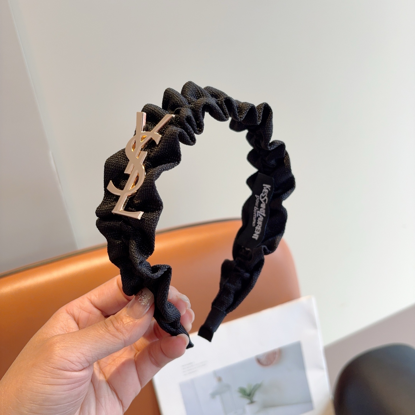 NO:586763,Comes with packaging Yves Saint Laurent's new trendy and high-end pleated headband, simple and versatile headband, a must-have for trendy women, super classy!  hairpins,hairpins,saint laurent,hairpins19860909配包装 圣罗兰 新款潮流高级感褶皱发箍,简约百搭头箍,潮女必备品,超级的高大上！发夹,发夹,saint laurent,hairpins,accessory