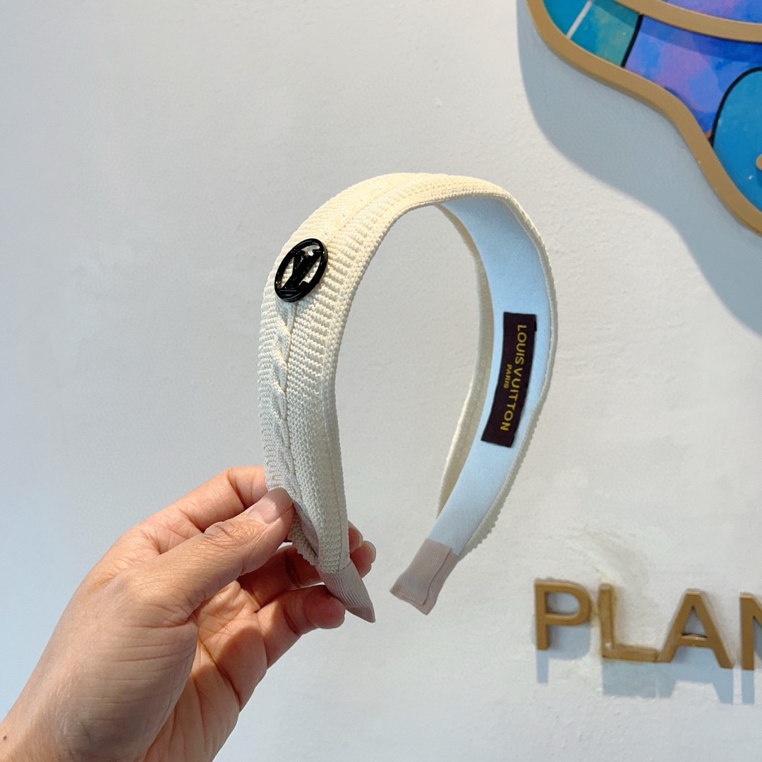 NO:586768,Comes with packaging LV Louis Vuitton autumn and winter new knitted wool headband, fashionable and cute wide-brimmed headband, the latest arrival at the counter, fashionable and versatile, a must-have for goddesses!  hairpins,hairpins,louis vuitton,louis vuitton,hairpins19860909配包装 LV 路易威登 秋冬新款针织毛线发箍,时尚可爱宽边头箍,专柜最新款来袭时尚百搭,女神必入 ！发夹,发夹,louis vuitton,louis vuitton,hairpins,accessory