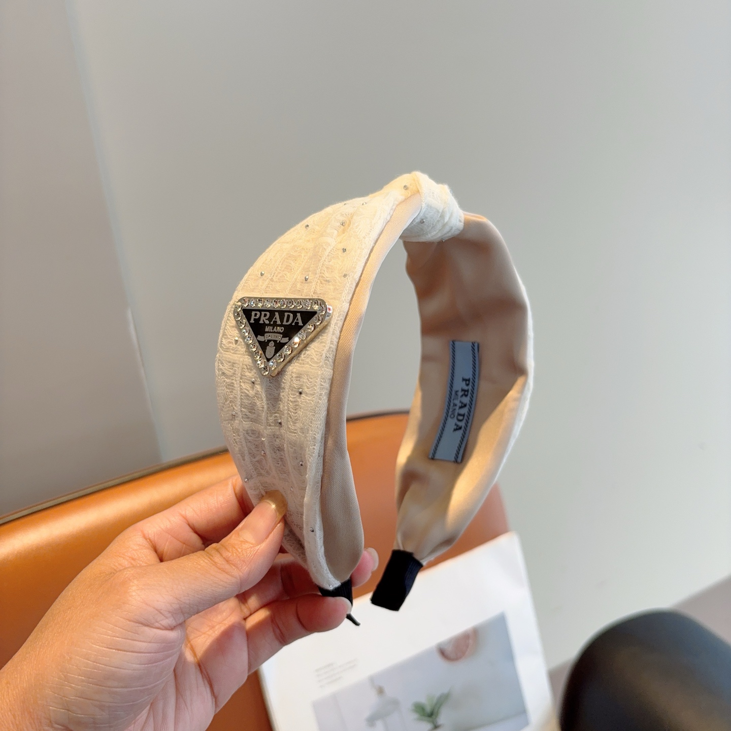 NO:586713,Comes with packaging PRADA (Prada) new trendy letter headband with inverted triangle. A must-have item for the goddess of temperament. It is very versatile and fashionable. Wearing it will make you look classy. Hairpins, hairpins, prada, prada, hairpins19860909配包装 PRADA（普拉达） 倒三角新款潮流字母发箍.气质女神必备单品,非常百搭,时尚潮流, 戴上它满满的高大上.发夹,发夹,prada,prada,hairpins,accessory