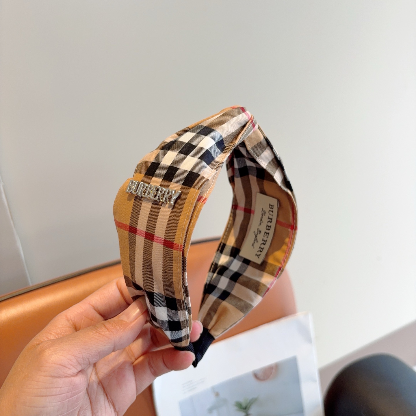 NO:586720,Comes with packaging. BURBERRY's new high-version cross headband, fabric supplied by customer. All details are shot in real time!  Very attractive and versatile, suitable for various occasions!  hairpins,hairpins,burberry,burberry,hairpins19860909配包装 巴宝莉BURBERRY 新款高版本交叉款发箍,客供面料 细节全部实拍！非常耐看又百搭、适合各种场合搭配！发夹,发夹,burberry,burberry,hairpins,accessory