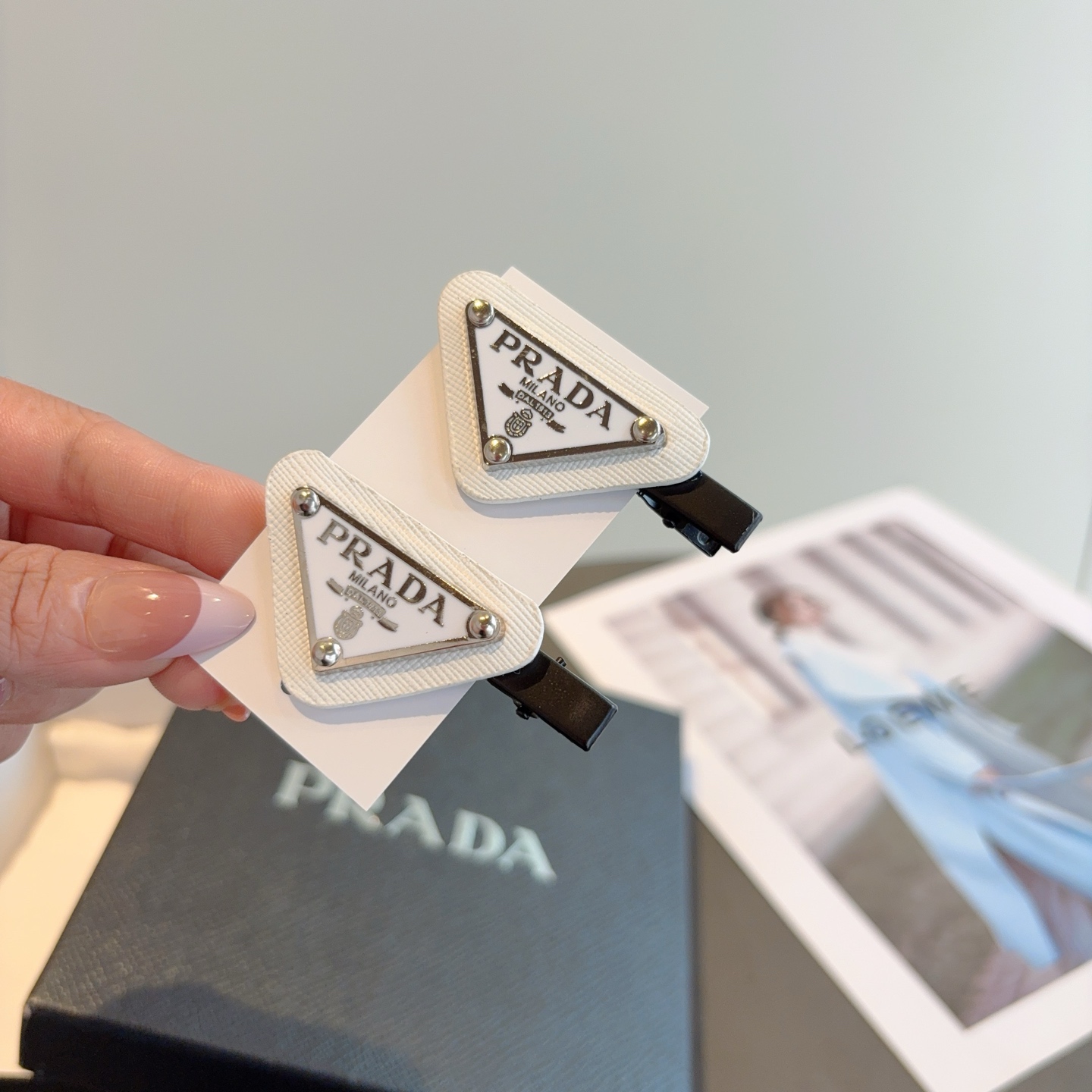 NO:586727,Comes with packaging (one pair) PRDAD (Prada) high-end new hairpin BB clip, classic letter logo side clip bangs clip hair accessories, high-end Japanese and Korean fantasy girl's simple and versatile style!  hairpins,hairpins,prada,hairpins19860909配包装（一对） PRDAD（普拉达） 高端新款发夹BB夹、经典字母logo边夹刘海夹发饰, 高级感日韩幻彩少女简约百搭款！发夹,发夹,prada,hairpins,accessory