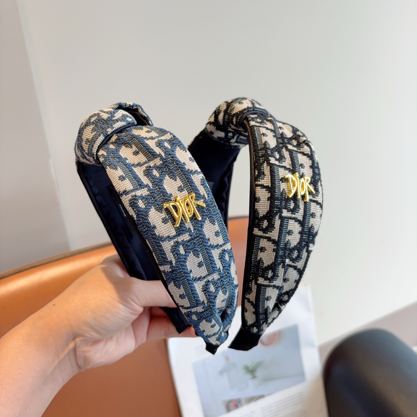 NO:586735,Comes with packaging Dior (Dior) classic new middle knot wide version hairband, original goods from the counter, let your charm bloom. Fresh and ladylike style makes fashion simpler. Hairpins, hairpins, dior, dior, hairpins19860909配包装 Dior（迪奥） 经典新款中间结宽版发箍,专柜原单货,让你的魅力绽放 清新淑女范让时尚更简单.发夹,发夹,dior,dior,hairpins,accessory