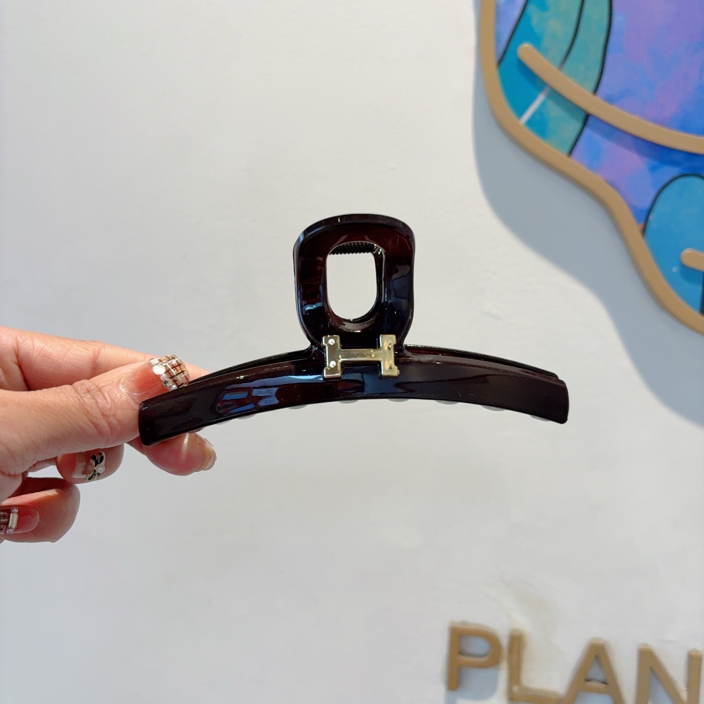 NO:586575,Comes with packaging HERMES (Hermès) new Korean style double H gripping clip, large shark clip, simple classic letter logo, super exquisite and versatile, it will be popular if you reprint it!  hairpins,hairpins,hermes,hermes,hairpins19860909配包装 HERMES（爱马仕）新款韩版双H抓夹 大号鲨鱼夹,简约经典字母logo, 超精致百搭,转图必爆哈！发夹,发夹,hermes,hermes,hairpins,accessory