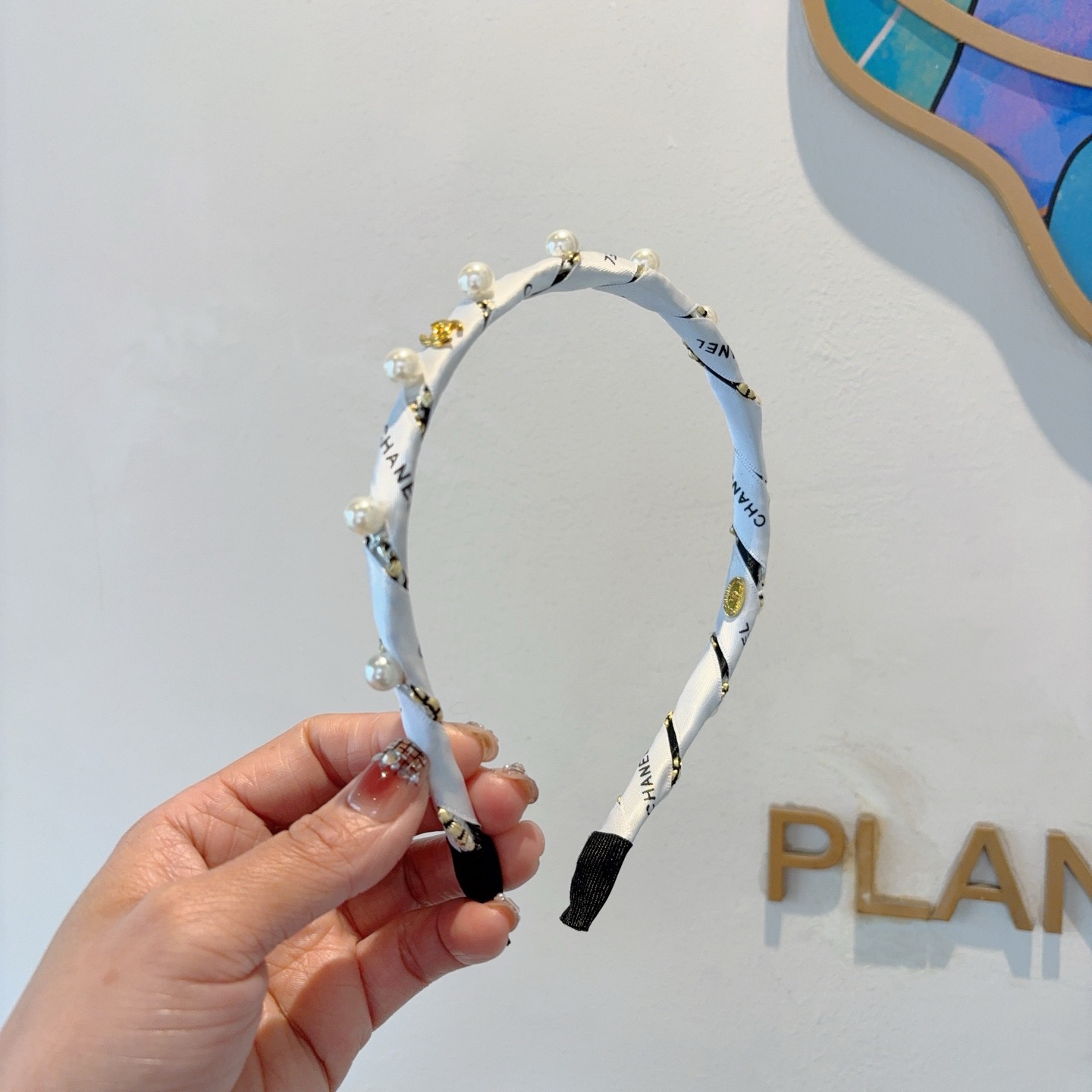 NO:586748,Comes with packaging CHANEL (Chanel) new small fragrance headband, new sweet pearl headband, recommended by Internet celebrities. Paired with high-end double Clogo, super exquisite, fashionable and versatile!  hairpins,hairpins,chanel,chanel,hairpins19860909配包装 CHANEL（香奈儿）新款小香发箍,新品甜美珍珠头箍,网红爆款推荐 搭配高端双Ｃlogo ,超精致时尚百搭！发夹,发夹,chanel,chanel,hairpins,accessory