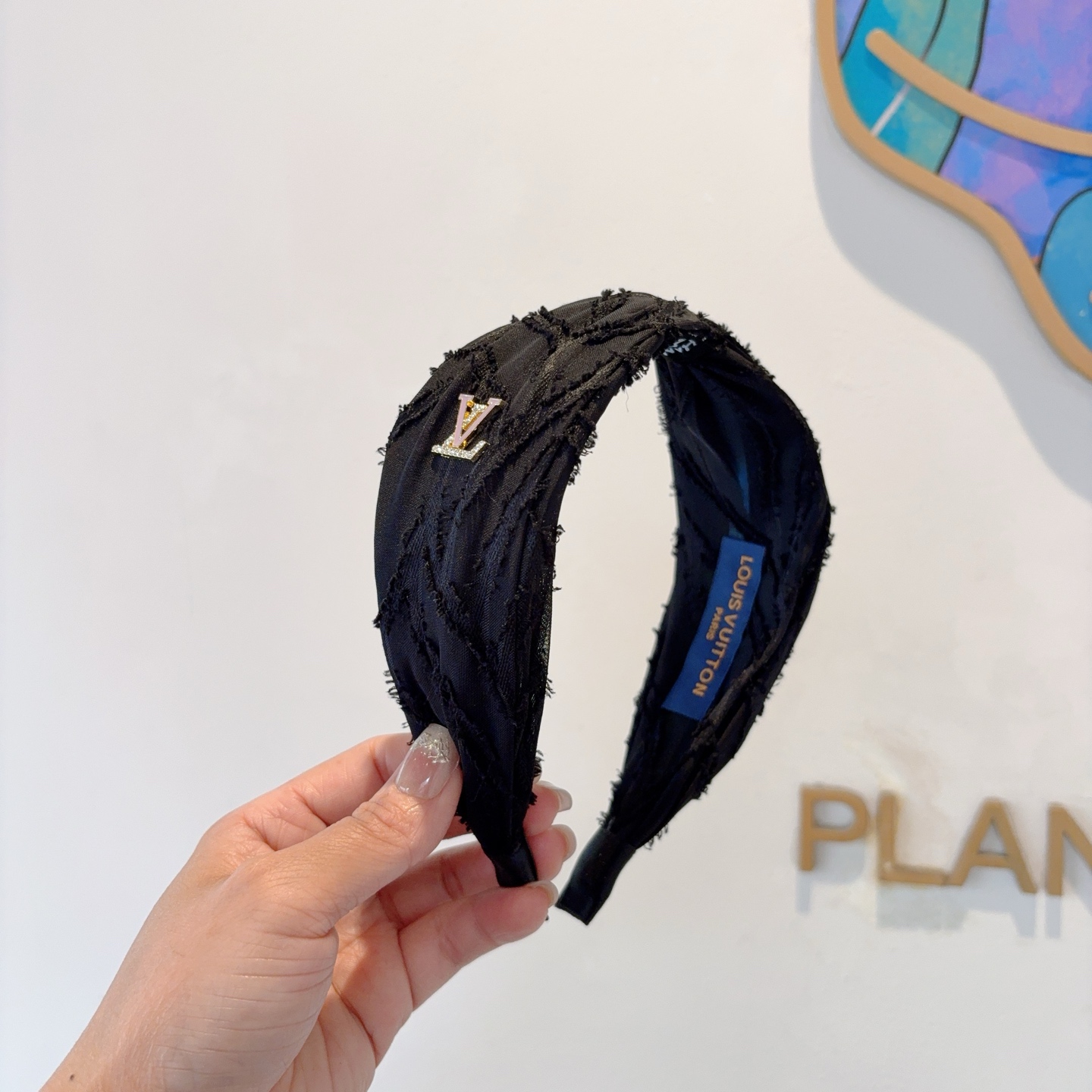 NO:586753,Comes with packaging LV Louis Vuitton's new center-knot headband, fashionable and versatile wide-brimmed headband, the latest model from the counter is fashionable and versatile, a must-have for goddesses!  hairpins,hairpins,louis vuitton,louis vuitton,hairpins19860909配包装 LV 路易威登 新款中间结发箍,时尚百搭宽边头箍,专柜最新款来袭时尚百搭,女神必入 ！发夹,发夹,louis vuitton,louis vuitton,hairpins,accessory