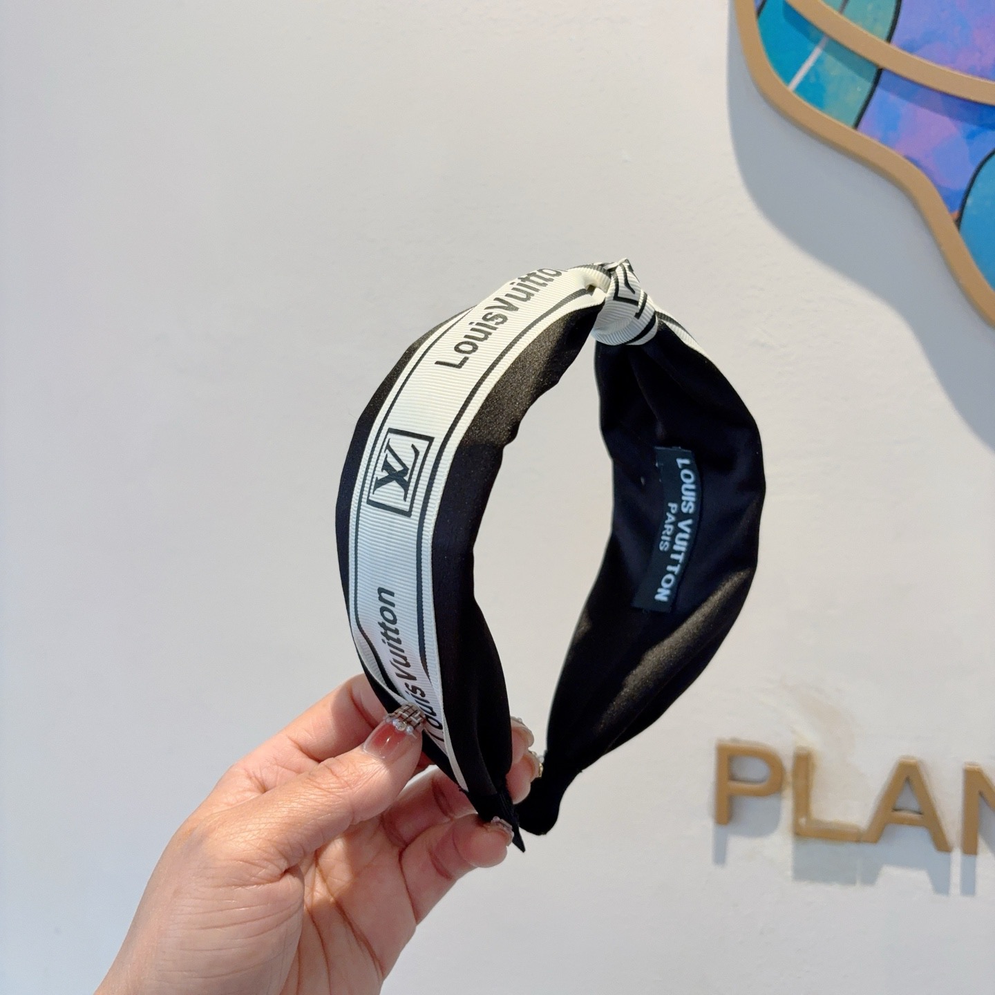 NO:586773,Comes with packaging LV Louis Vuitton's hot new center-knot headband, fashionable and cute wide-brimmed headband, the latest model coming from the counter, fashionable and versatile, a must-have for goddesses!  hairpins,hairpins,louis vuitton,louis vuitton,hairpins19860909配包装 LV 路易威登 火爆新款中间结发箍,时尚可爱宽边头箍,专柜最新款来袭时尚百搭,女神必入 ！发夹,发夹,louis vuitton,louis vuitton,hairpins,accessory