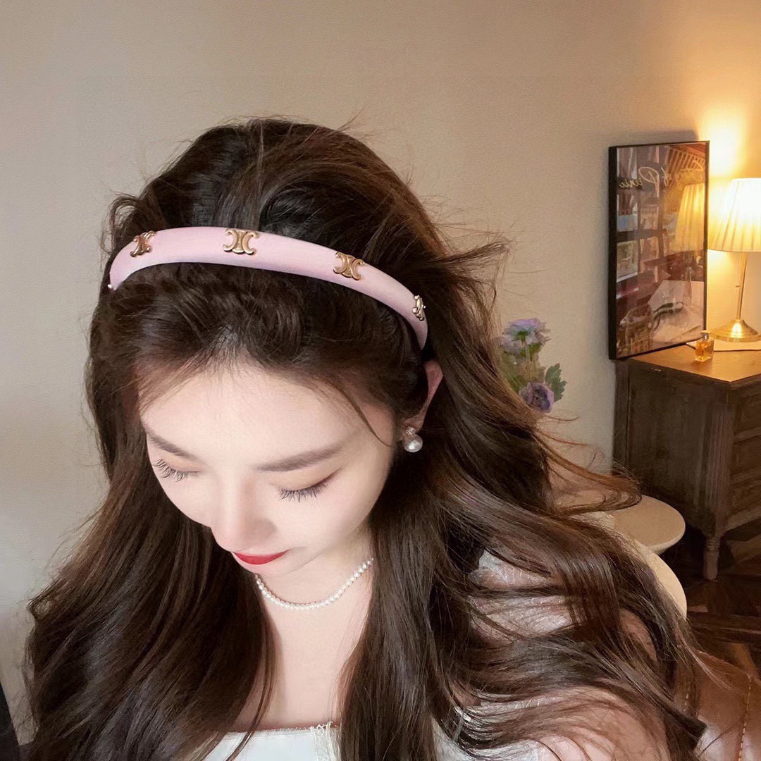 NO:586775,Comes with packaging CELINE Internet celebrity popular headband, comfortable and stress-free to wear, a must-have for styling!  Very fashionable and versatile!  A must-have for goddesses!  Celebrity style. Hairpins, hairpins, celine, celine, hairpins19860909配包装 CELINE（赛琳）网红爆款发箍,佩戴舒适无压力,造型搭配必备！非常时尚百搭！女神必备！名媛范儿.发夹,发夹,celine,celine,hairpins,accessory
