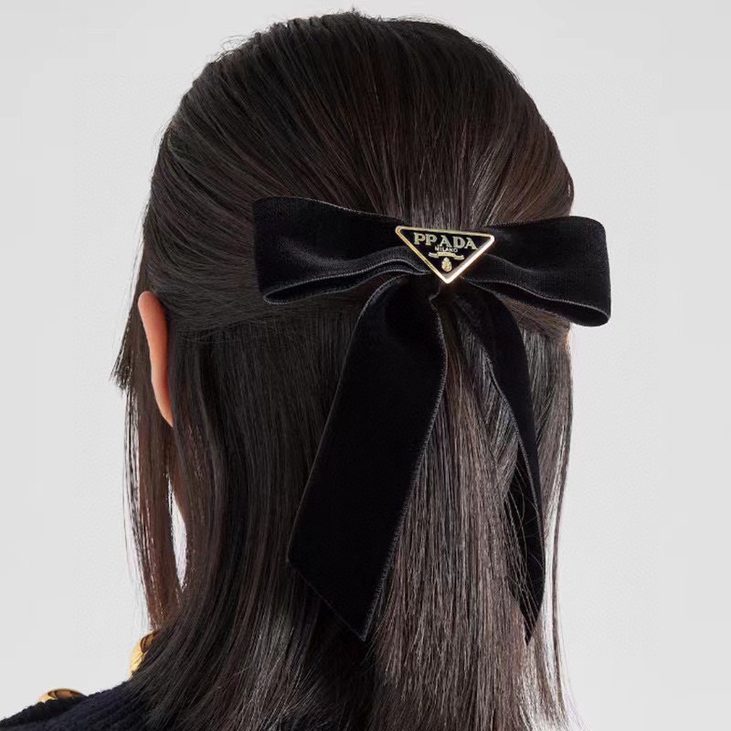 NO:586779,Comes with packaging: PRADA star-style bow hairpin, triangular logo velvet slingshot clip, internet celebrity recommended style, classic bow headwear, super versatile!  Recommendations on the blackboard will make you look like a famous brand in seconds!  hairpins,hairpins,prada,prada,hairpins19860909配包装 PRADA（普拉达）明星同款蝴蝶结发夹 三角标丝绒弹弓夹 网红推荐款 经典蝴蝶结头饰,超级百搭哦！敲黑板推荐,让你秒变大牌范儿！发夹,发夹,prada,prada,hairpins,accessory
