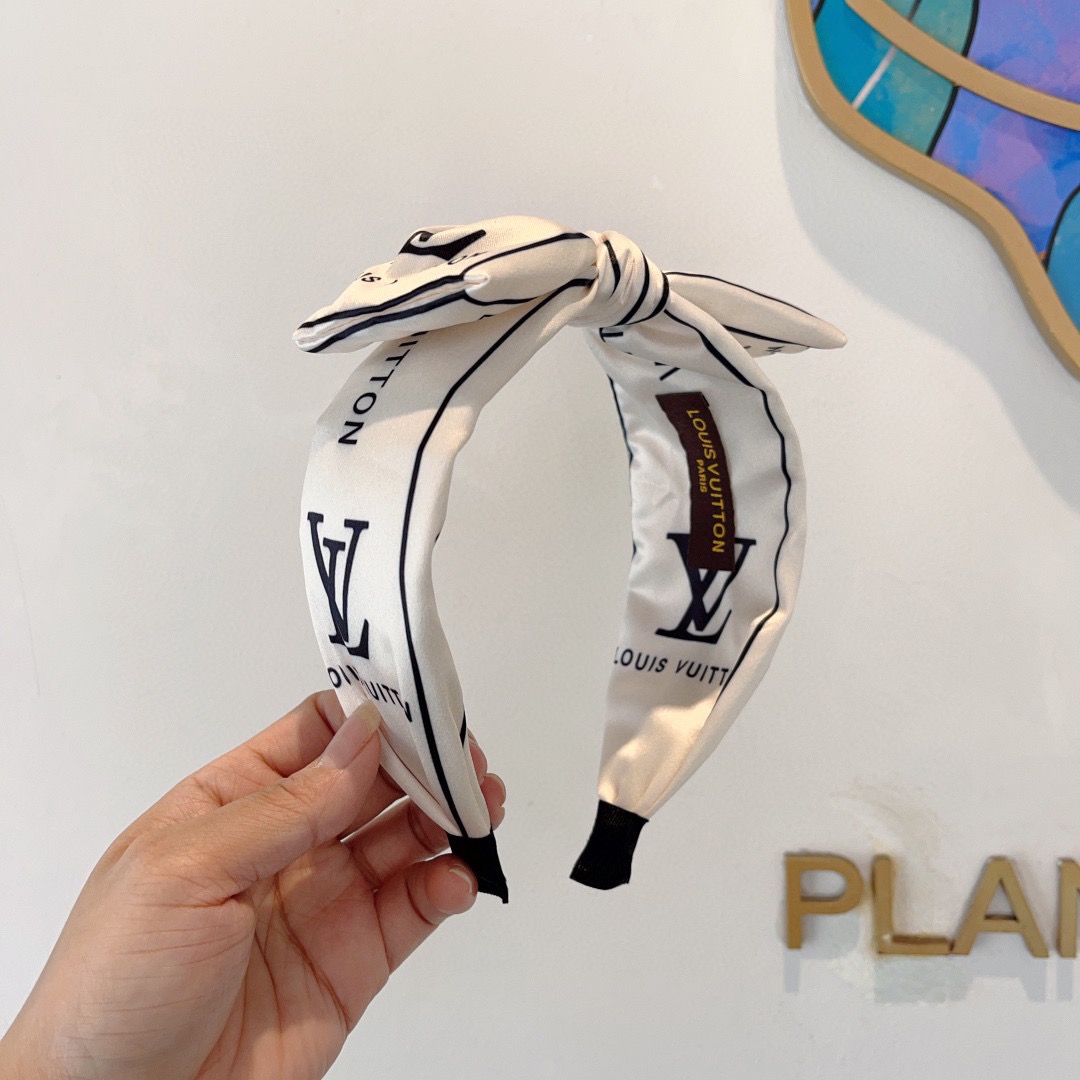 NO:586796,Comes with packaging LV Louis Vuitton's hot new wide bow headbands, fashionable headbands, the latest styles coming to the counter, fashionable and versatile, a must-have for goddesses!  hairpins,hairpins,louis vuitton,louis vuitton,hairpins19860909配包装 LV 路易威登 火爆新款宽版蝴蝶结发箍,时尚头箍,专柜最最新款来袭时尚百搭,女神必入 ！发夹,发夹,louis vuitton,louis vuitton,hairpins,accessory