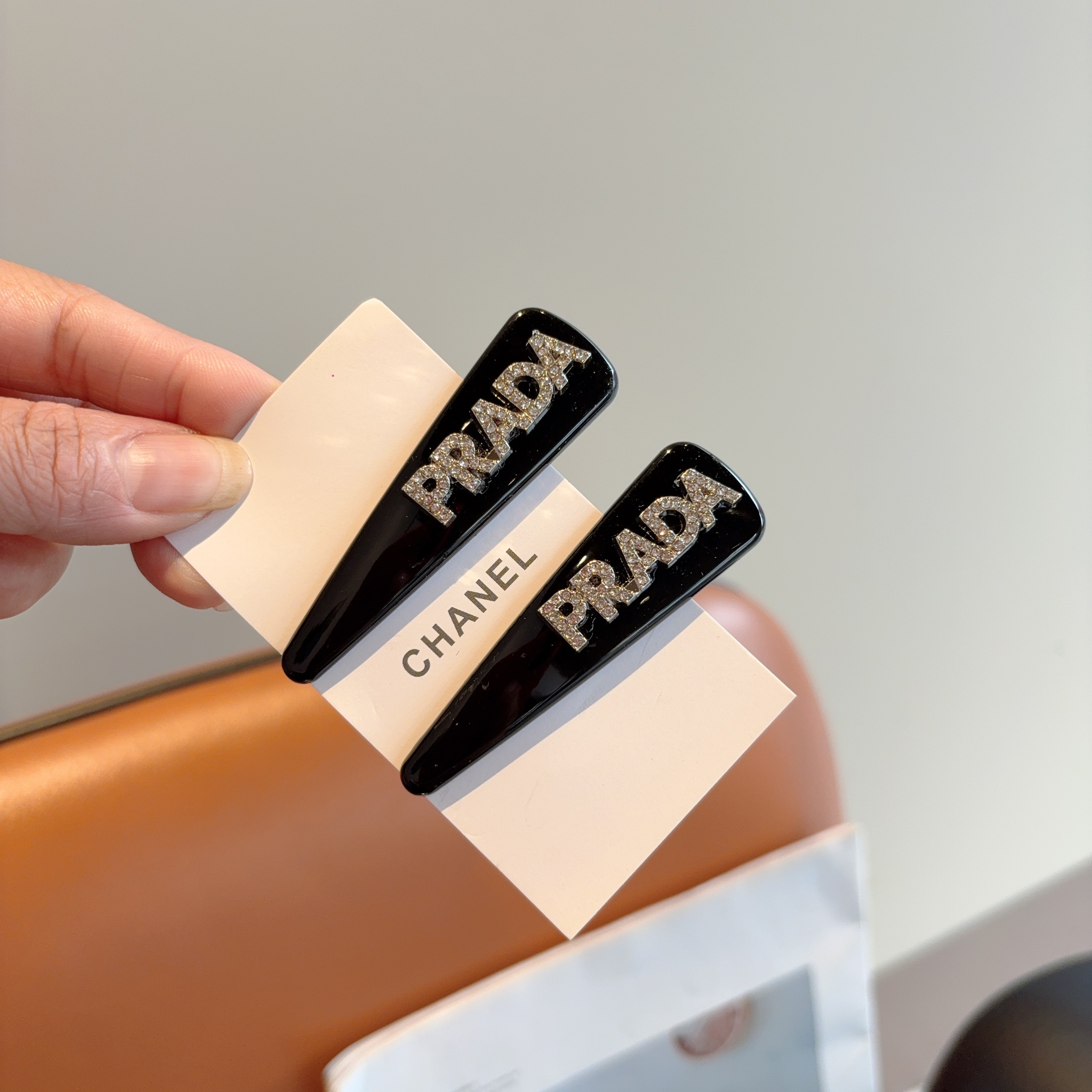 NO:586772,Comes with packaging (one pair) PRADA (Prada) high-end new hairpin BB clip, classic letter logo side clip bangs clip hair accessories, high-end Japanese and Korean fantasy girl's simple and versatile style!  hairpins,hairpins,prada,prada,hairpins19860909配包装（一对） PRADA（普拉达） 高端新款发夹BB夹、经典字母logo边夹刘海夹发饰, 高级感日韩幻彩少女简约百搭款！发夹,发夹,prada,prada,hairpins,accessory