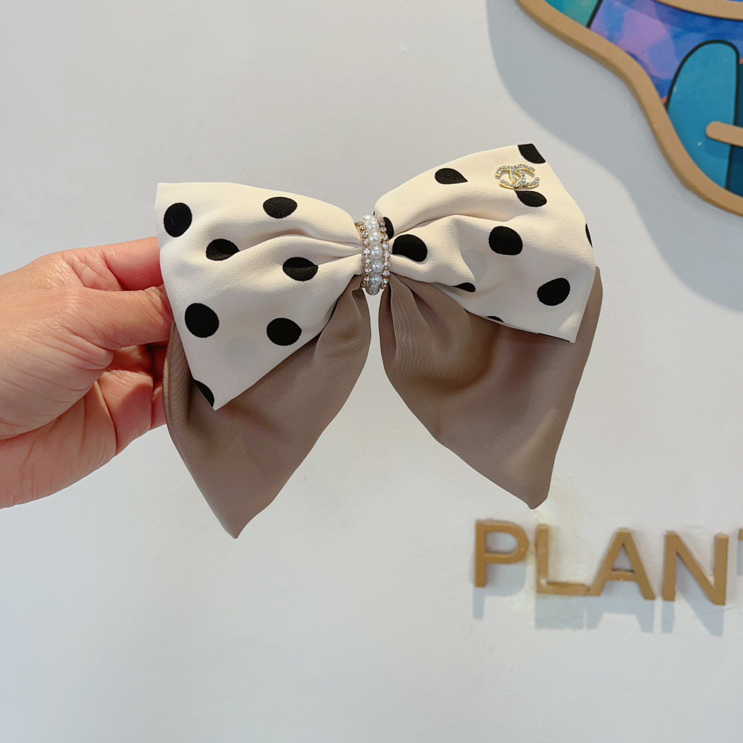 NO:586566,Comes with packaging, CHANEL celebrity bow hairpin, slingshot clip, internet celebrity recommended style, classic bow headpiece, super versatile!  Recommendations on the blackboard will make you look like a famous brand in seconds!  hairpins,hairpins,chanel,chanel,hairpins19860909配包装 CHANEL（香奈儿）明星同款蝴蝶结发夹 弹弓夹 网红推荐款 经典蝴蝶结头饰,超级百搭哦！敲黑板推荐,让你秒变大牌范儿！发夹,发夹,chanel,chanel,hairpins,accessory