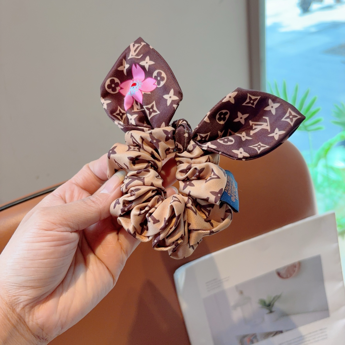 NO:586571,With packaging LV (Louis Vuitton) Takashi Murakami series ponytail bow hair ties, high-end Korean style rubber bands, classic flower design, high-end atmosphere, celebrity style, hairpins, hairpins, louis vuitton, louis vuitton, hairpins19860909配包装 LV（路易威登）村上隆系列马尾蝴蝶结发圈肠圈,高档韩版皮筋,经典花型设计, 高端大气,名媛范儿,发夹,发夹,louis vuitton,louis vuitton,hairpins,accessory