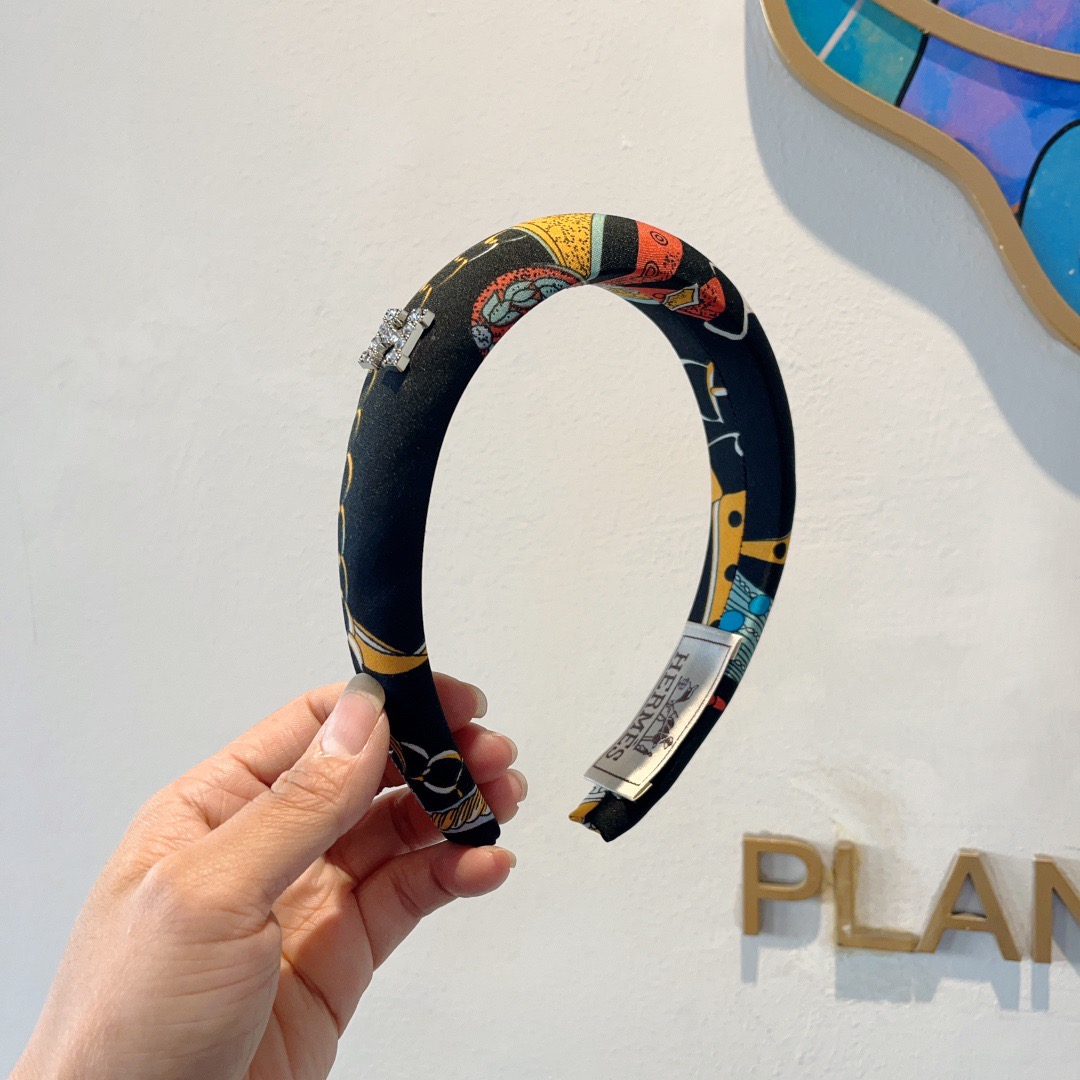 NO:586574,Comes with packaging Hermes (Hermès) popular customized graffiti headband, the same style as the Internet celebrity, imported fabrics, export orders, details are all real shots!  The special fabric is very textured!  hairpins,hairpins,hermes,hermes,hairpins19860909配包装 Hermes（爱马仕） 火爆定制款涂鸦发箍,网红同款 进口面料, 出口订单、细节全部实拍！特制面料非常显质感！发夹,发夹,hermes,hermes,hairpins,accessory