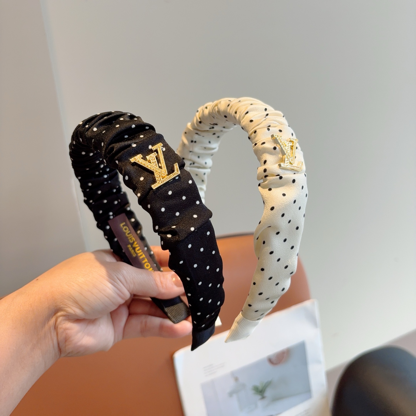 NO:586578,Comes with packaging LV Louis Vuitton classic new polka dot headband, fashionable and cute wide-brimmed headband, the latest model from the counter is fashionable and versatile, a must-have for goddesses!  hairpins,hairpins,louis vuitton,louis vuitton,hairpins19860909配包装 LV 路易威登 经典新款波点发箍,时尚可爱宽边头箍,专柜最新款来袭时尚百搭,女神必入 ！发夹,发夹,louis vuitton,louis vuitton,hairpins,accessory