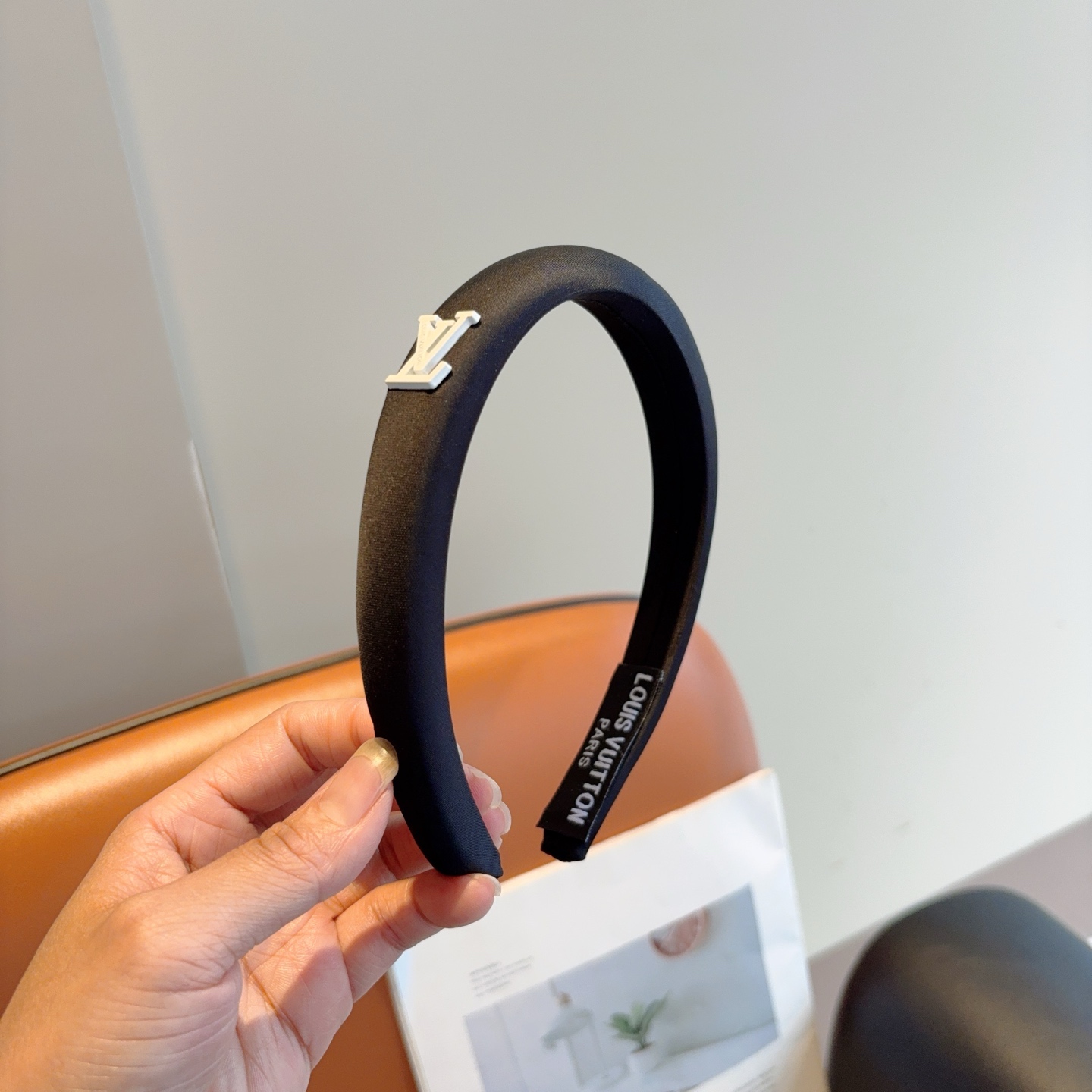 NO:586583,Comes with packaging LV Louis Vuitton classic new headband, fashionable and cute wide-brimmed headband, the latest model from the counter is fashionable and versatile, a must-have for goddesses!  hairpins,hairpins,louis vuitton,louis vuitton,hairpins19860909配包装 LV 路易威登 经典新款发箍,时尚可爱宽边头箍,专柜最新款来袭时尚百搭,女神必入 ！发夹,发夹,louis vuitton,louis vuitton,hairpins,accessory