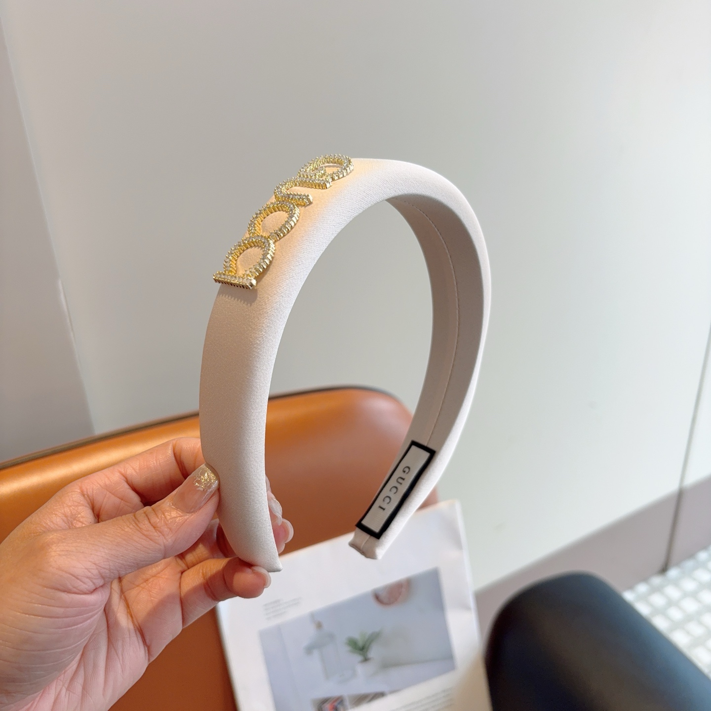 NO:586591,Comes with packaging Gucci Gucci classic new satin fabric headband, a must-have headband for goddesses, very versatile, fashionable and trendy!  hairpins,hairpins,gucci,hairpins19860909配包装 Gucci古奇 经典新款缎面布艺发箍,女神必备单品头箍,非常百搭,时尚潮流款！发夹,发夹,gucci,hairpins,accessory