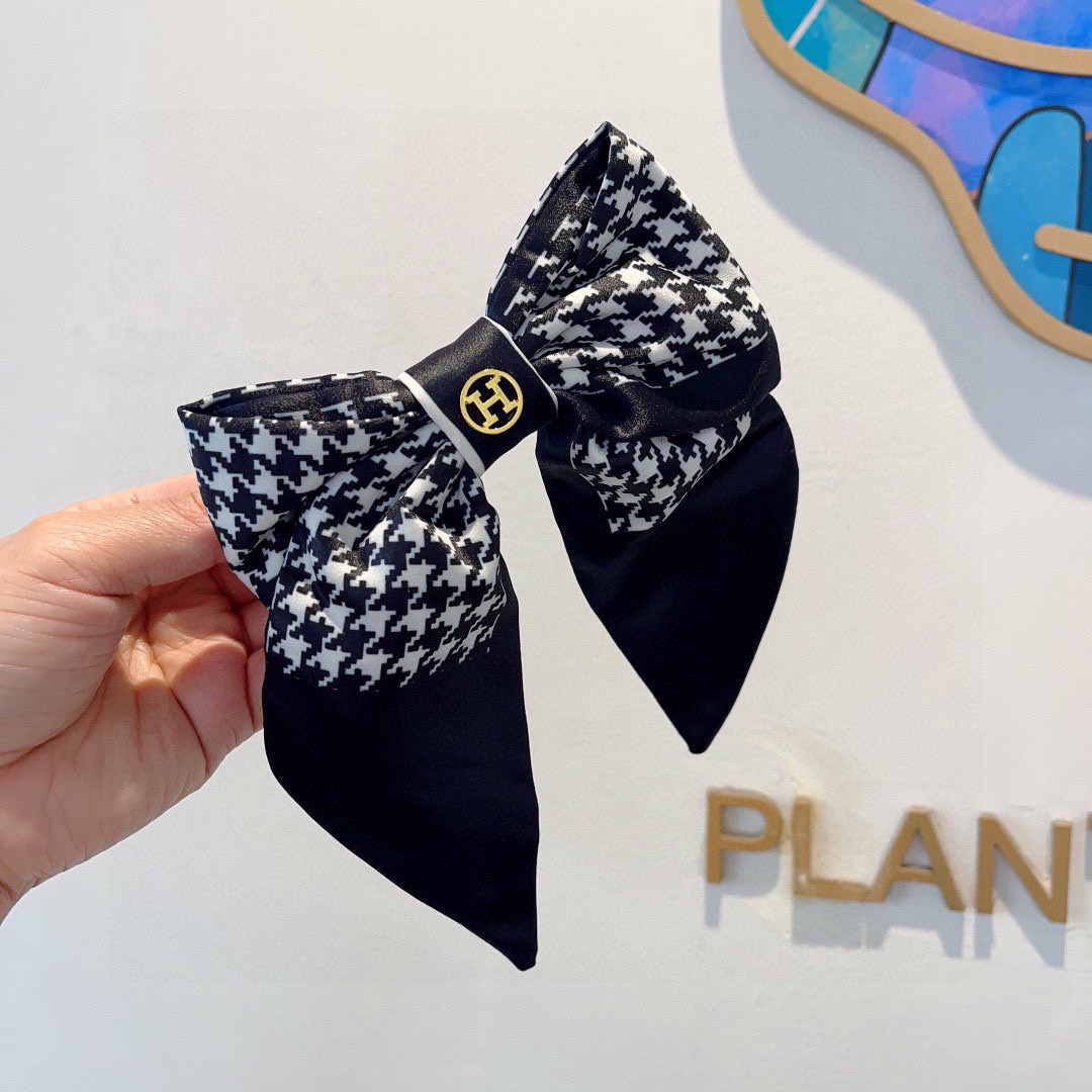 NO:586607,Comes with packaging HERMES (Hermès) star's same bow tie clip hairpin, slingshot clip, Internet celebrity recommended style, retro bow style, super versatile!  Recommendations on the blackboard will make you look like a famous brand in seconds!  hairpins,hairpins,hermes,hermes,hairpins19860909配包装 HERMES（爱马仕）明星同款蝴蝶结抓夹发夹 弹弓夹 网红推荐款 复古蝴蝶结款,超级百搭哦！敲黑板推荐,让你秒变大牌范儿！发夹,发夹,hermes,hermes,hairpins,accessory