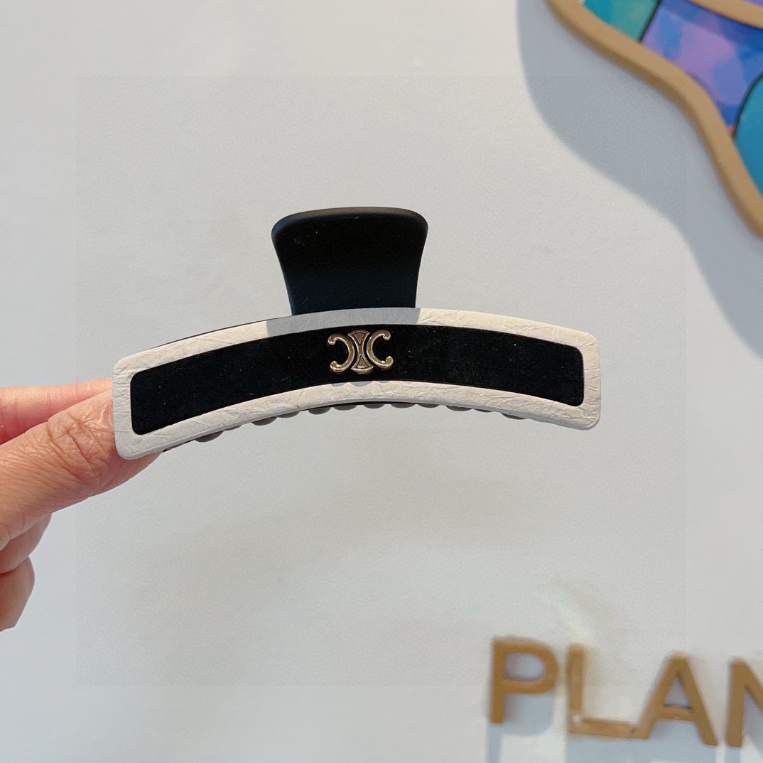 NO:586610,Comes with packaging CELINE Arc de Triomphe's new retro leather gripper, duckbill hairpin, classic letter logo spring clip, super exquisite, will be a hit if you repost the picture!  Counter-shipped hairpins, hairpins, celine, celine, hairpins19860909配包装 CELINE（赛琳） 凯旋门新款复古皮质抓夹 鸭嘴夹发夹,经典字母logo弹簧夹, 超精致,转图必爆哈！专柜出货发夹,发夹,celine,celine,hairpins,accessory