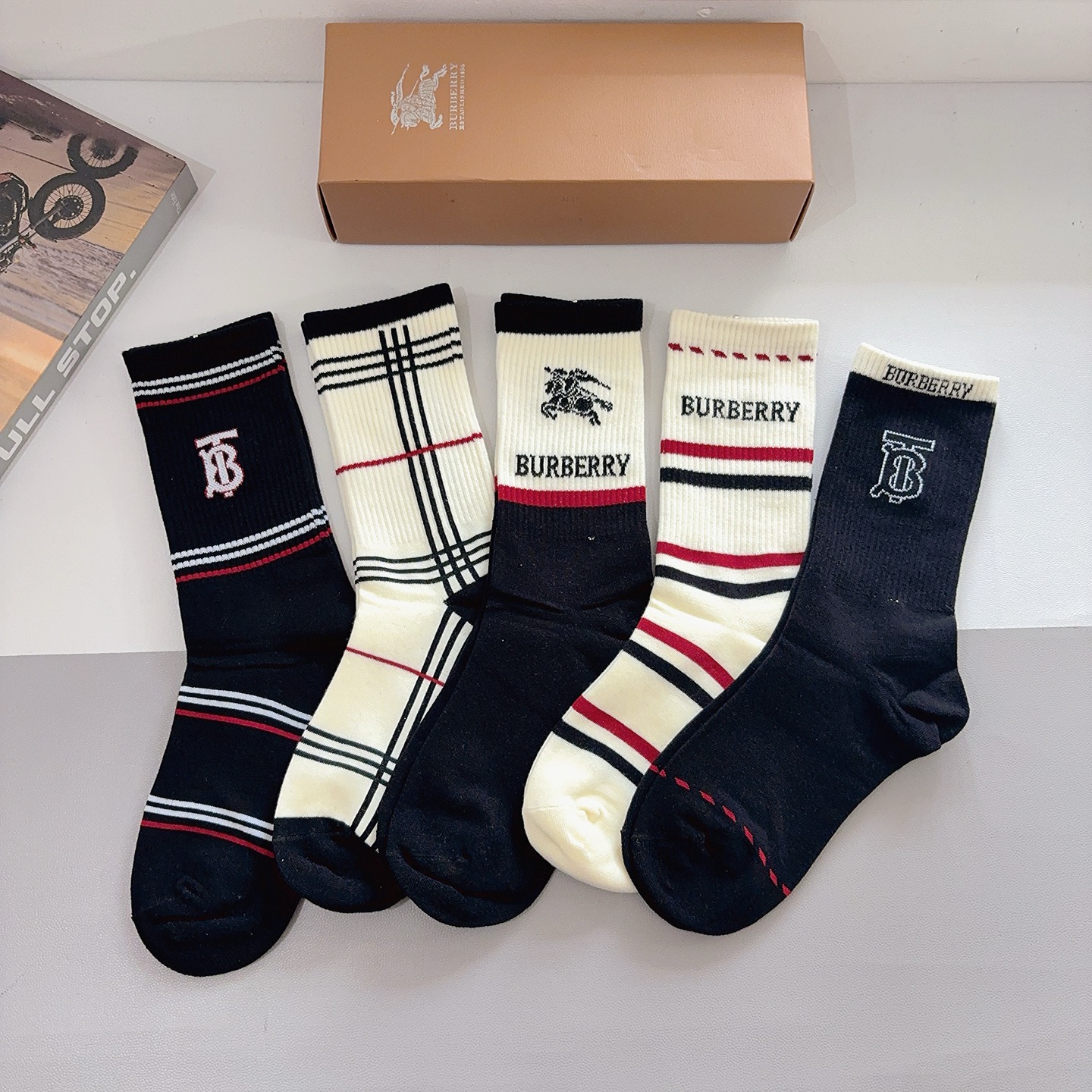 NO:585206,Comes with packaging (5 pairs in a box) Burberry's super popular small item unisex long socks, pure cotton fabric, a must-have for fashionistas. Classic style with trendy colors, personalized and fashionable, versatile style, you deserve it. Socks, stockings, socks, burberry, burberry, socks19860909配包装（一盒5双） Burberry 巴宝莉 超火小单品男女通用长筒袜子,纯棉面料,潮人必备 经典款搭配潮流配色,个性时尚百搭款,你值得拥有哦袜子,丝袜,袜子,burberry,burberry,socks,accessory