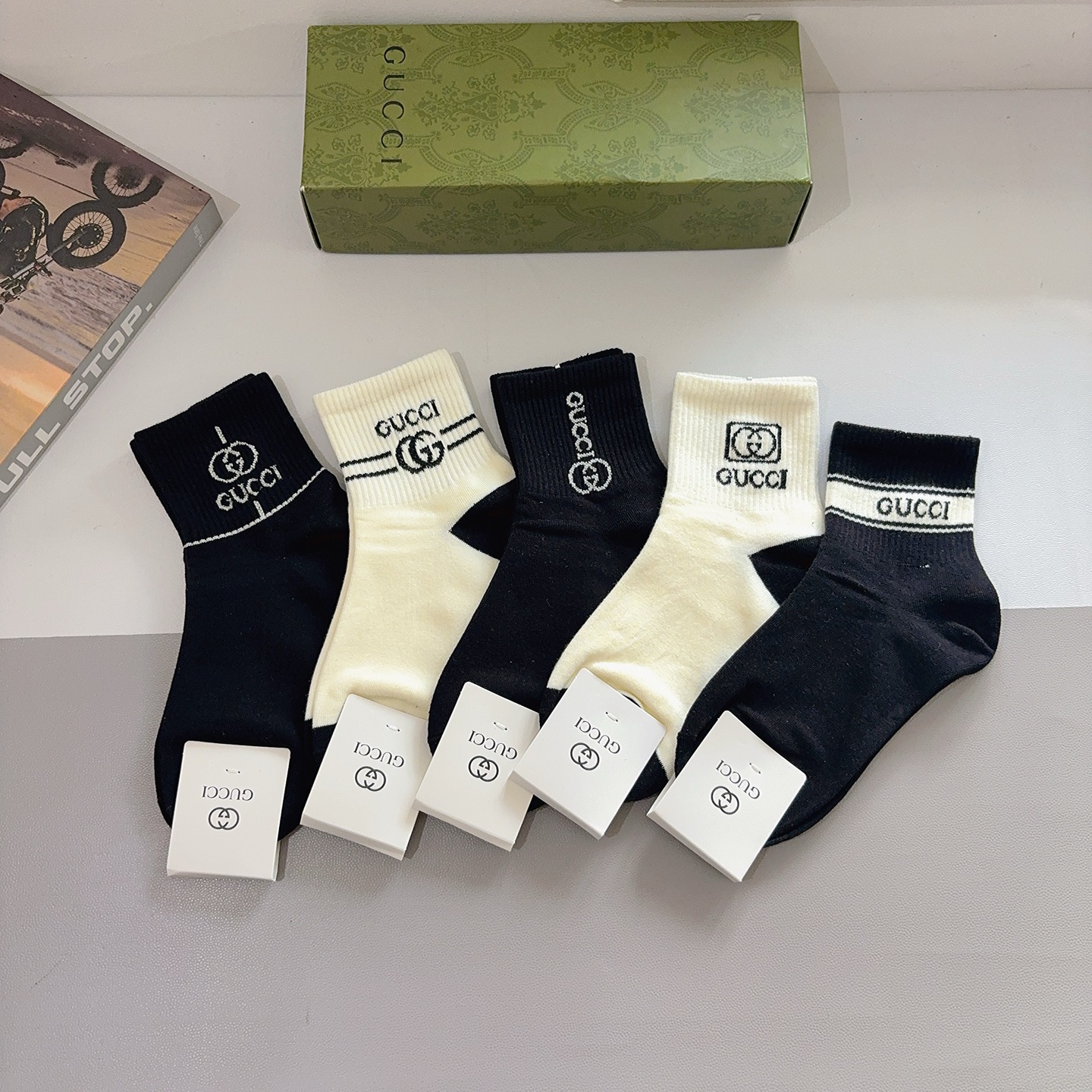 NO:585216,Comes with packaging (5 pairs in a box) GUCCI new mid-calf socks!  Pure cotton fabric, mid-calf socks for early autumn, big brands going out on the street, must-have socks for fashionistas, stockings, socks, gucci, socks19860909配包装（一盒5双） GUCCI 古奇 新款中筒袜子！纯棉面料,早秋款中筒袜子,大牌出街,潮人必备超好搭袜子,丝袜,袜子,gucci,socks,accessory