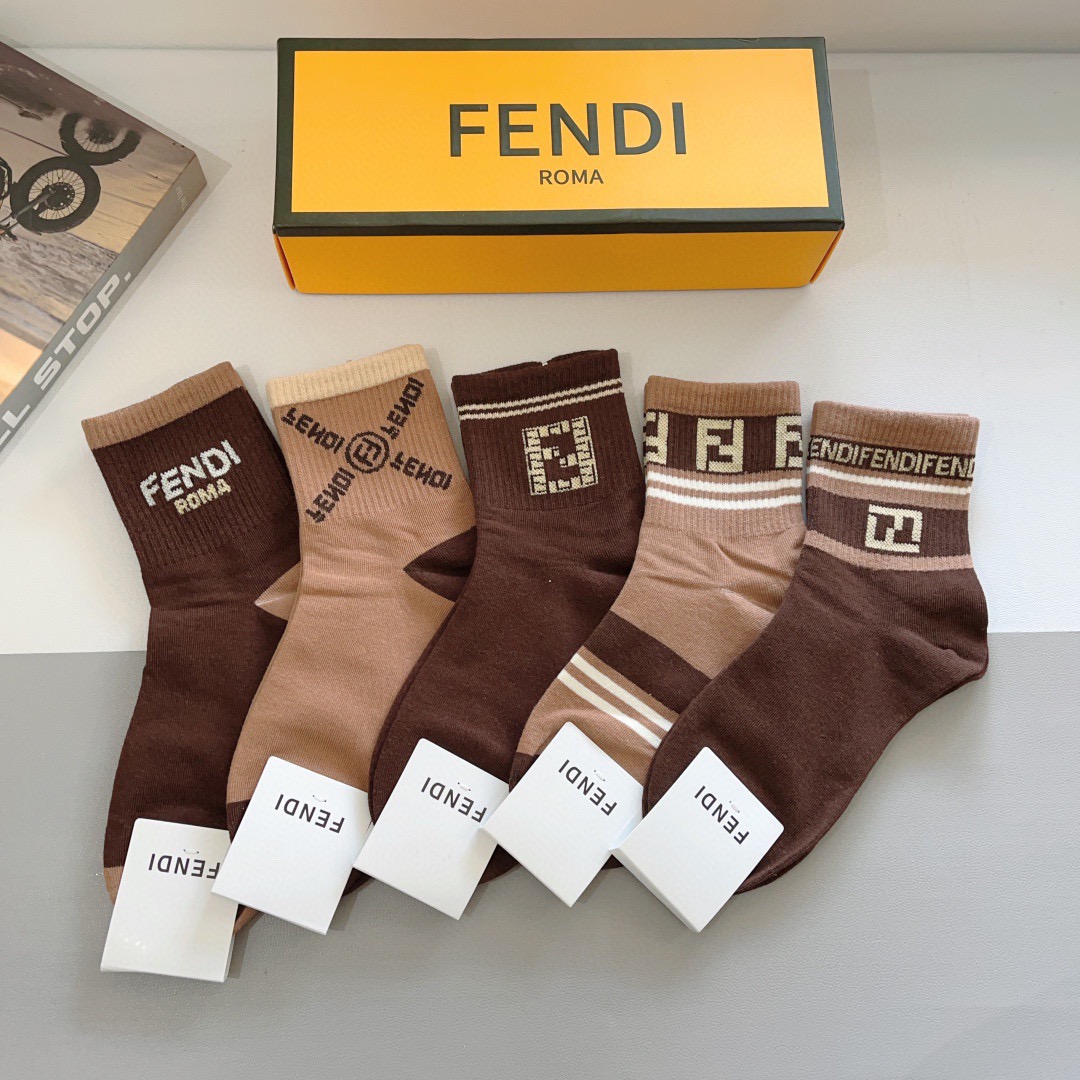 NO:585199,Comes with packaging (5 pairs in a box) FENDI Fendi letter double F popular mid-calf socks, pure cotton fabric, the same style as the counter. Pure cotton fabric, practical and easy to wear. Soft and breathable, fashionable and versatile, big-name streetwear. Socks, stockings, socks, fendi, fendi, socks19860909配包装（一盒5双） FENDI 芬迪 字母双Ｆ爆款中筒袜,纯棉面料, 专柜同款 纯棉面料,实用好穿 柔软透气,时尚百搭款,大牌出街.袜子,丝袜,袜子,fendi,fendi,socks,accessory