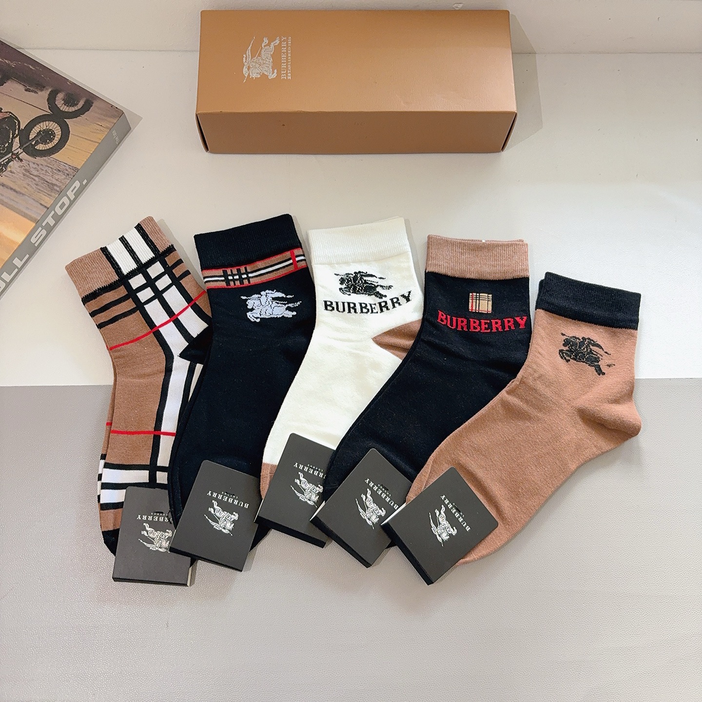 NO:585217,Comes with packaging (5 pairs in a box) Burberry Super popular men's mid-calf socks, pure cotton fabric, a must-have for fashionistas, personalized, fashionable and versatile!  You deserve it! Super soft material, comfortable and breathable!  socks, stockings, socks, burberry, burberry, socks19860909配包装（一盒5双） Burberry 巴宝莉 超火爆男款中筒袜子、纯棉面料,潮人必备款,个性时尚百搭款,！你值得拥有哦超柔软材质,舒适透气！袜子,丝袜,袜子,burberry,burberry,socks,accessory